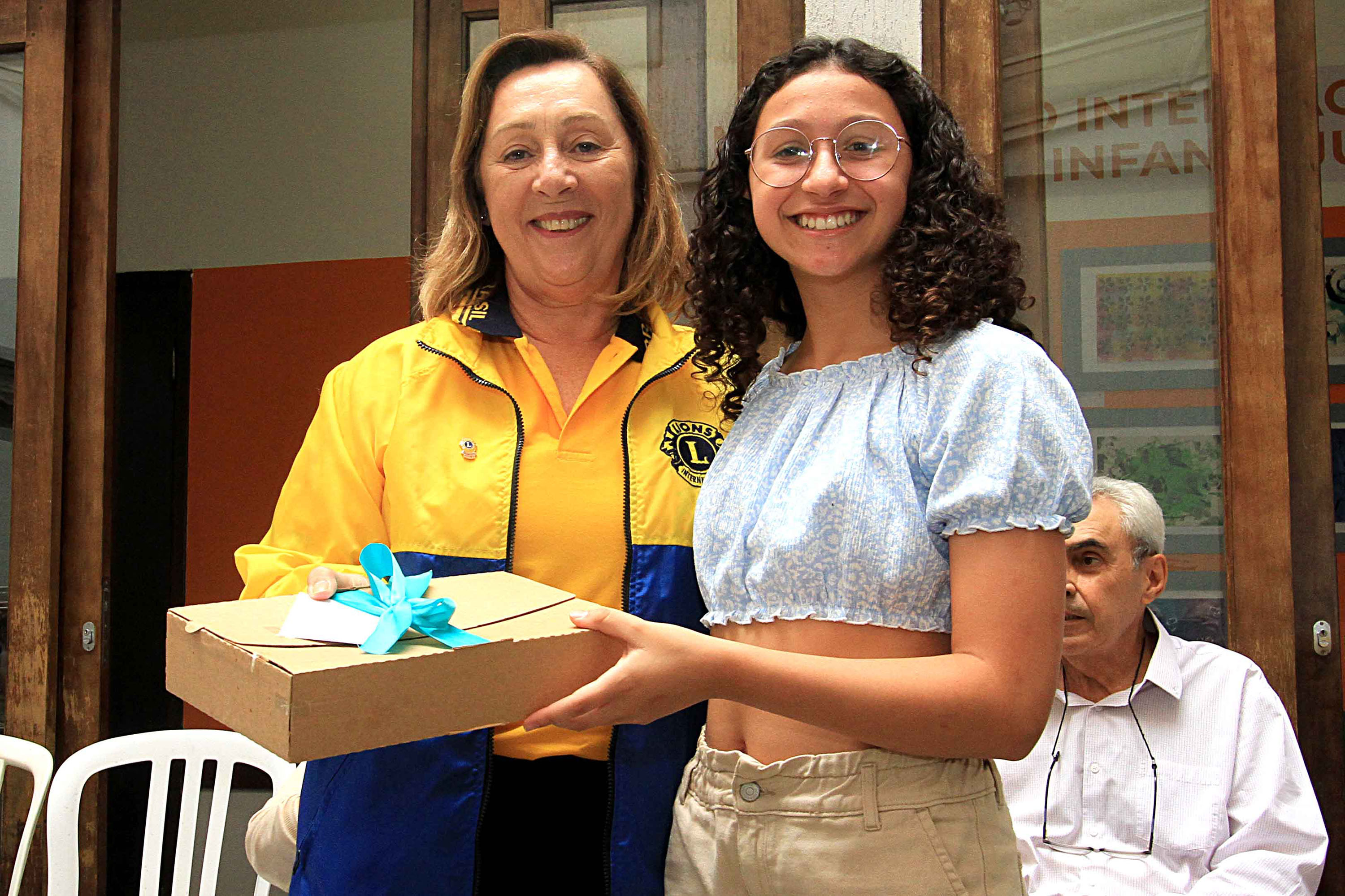 Alunas do Centro Juvenil de Artes Plásticas recebem prêmio de concurso internacional