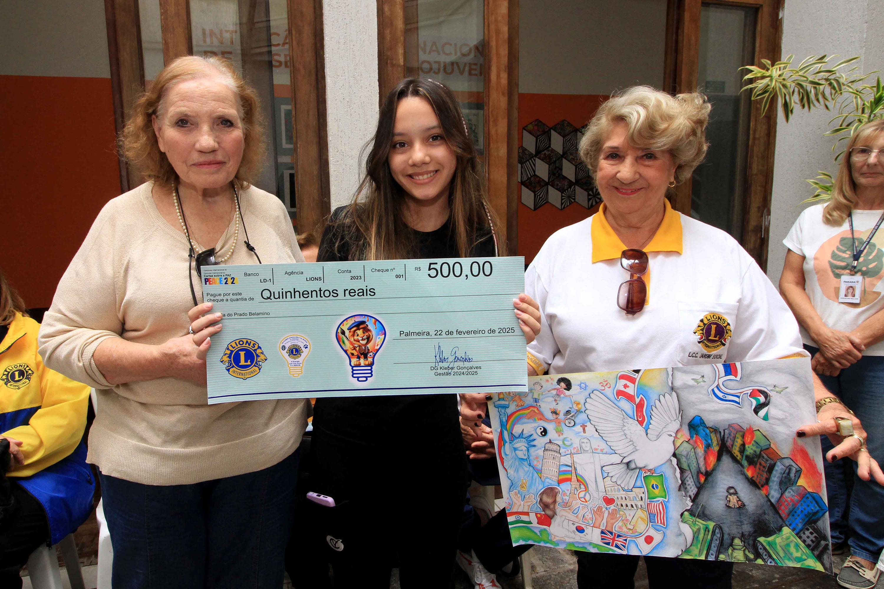 Alunas do Centro Juvenil de Artes Plásticas recebem prêmio de concurso internacional