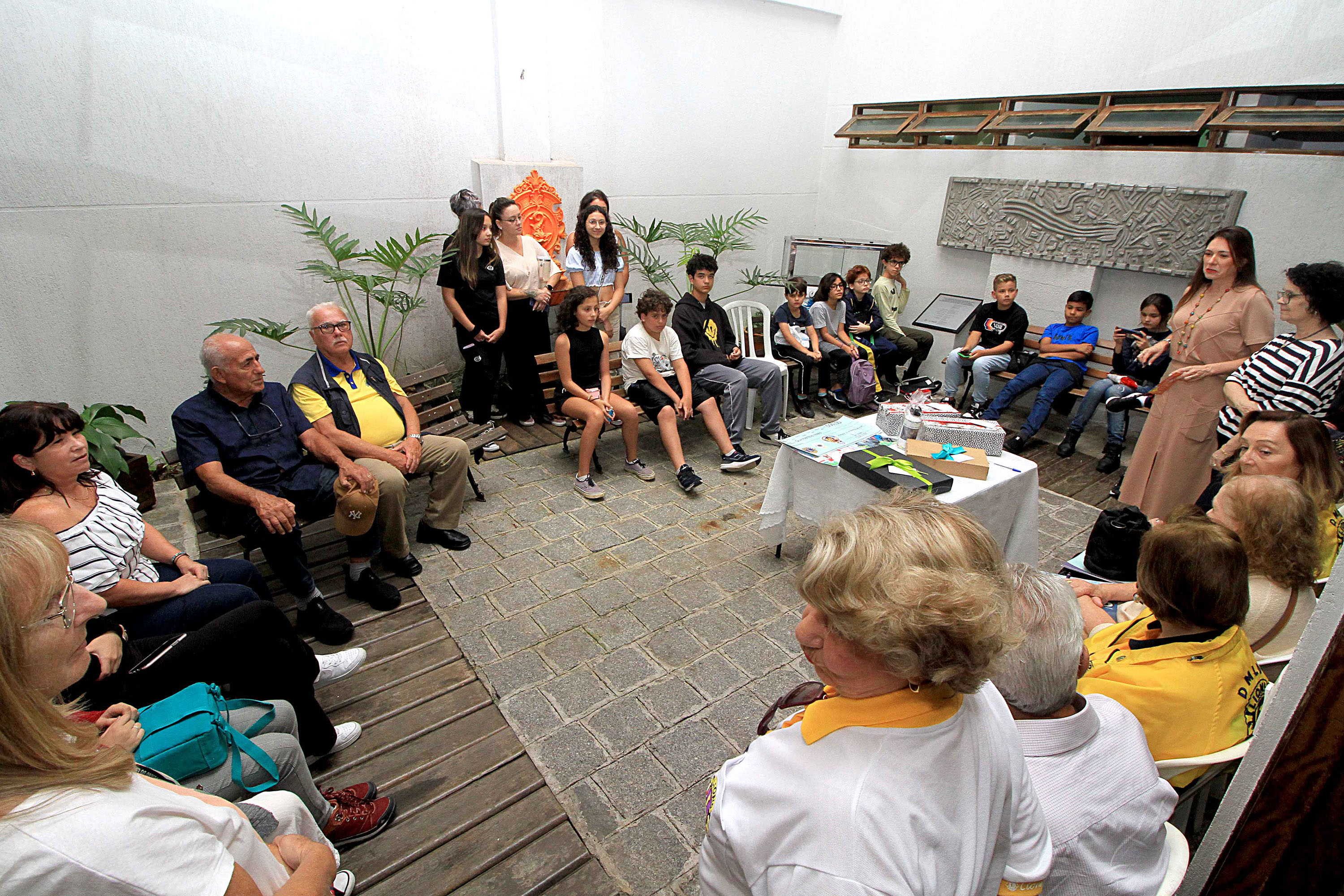 Alunas do Centro Juvenil de Artes Plásticas recebem prêmio de concurso internacional