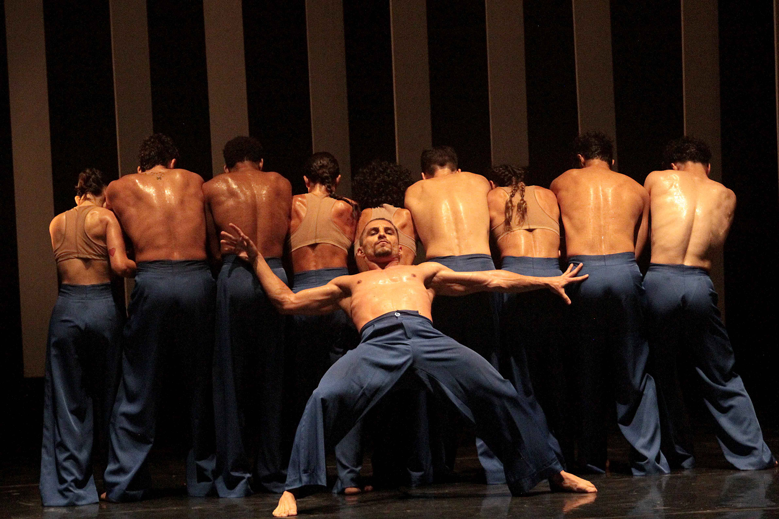 Cerca de 350 alunos e professores de três escolas estaduais de Curitiba tiveram a oportunidade neta sexta-feira (7) de assistir à apresentação que será levada na turnê do grupo pelo país europeu a partir da semana que vem.