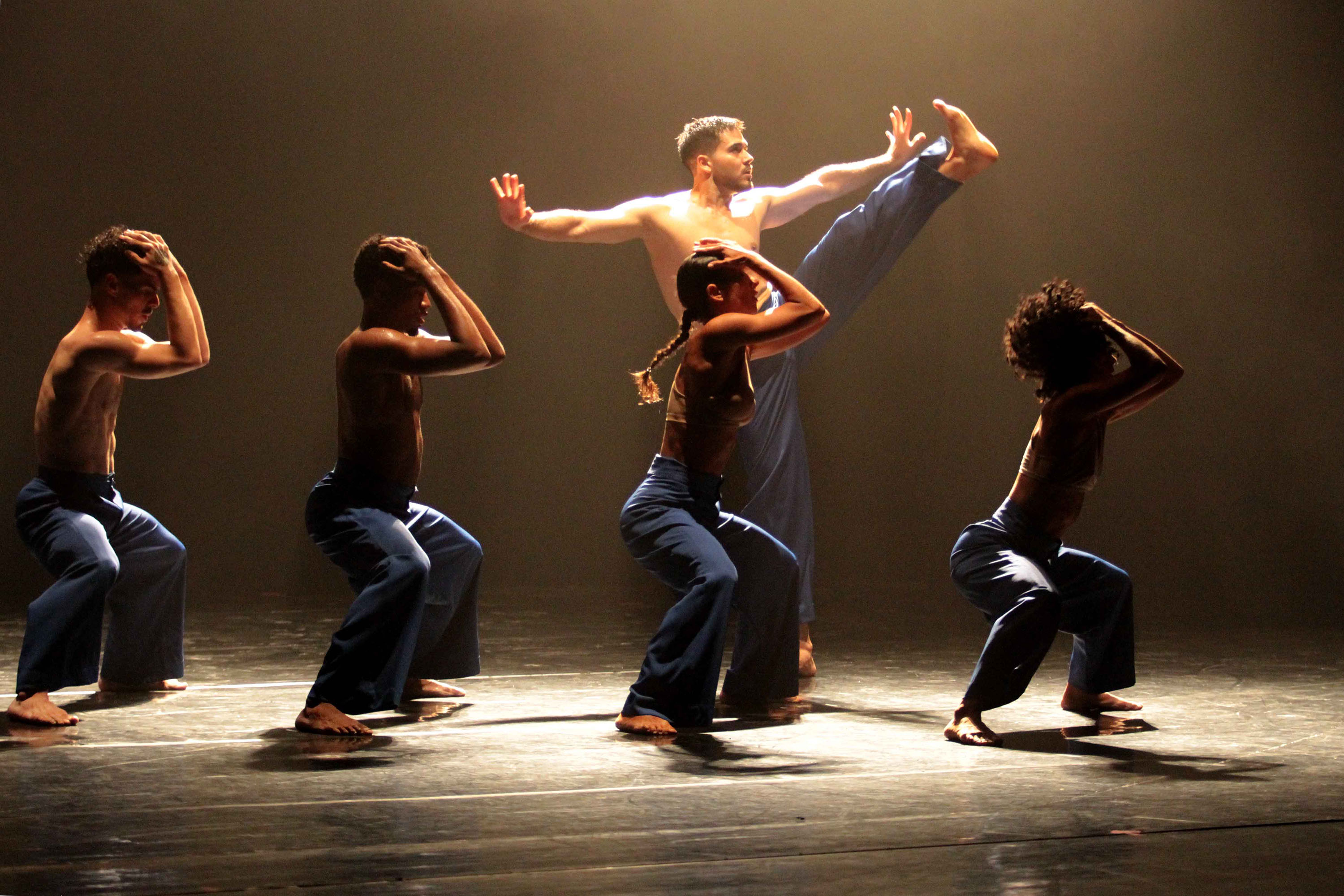 Cerca de 350 alunos e professores de três escolas estaduais de Curitiba tiveram a oportunidade neta sexta-feira (7) de assistir à apresentação que será levada na turnê do grupo pelo país europeu a partir da semana que vem.