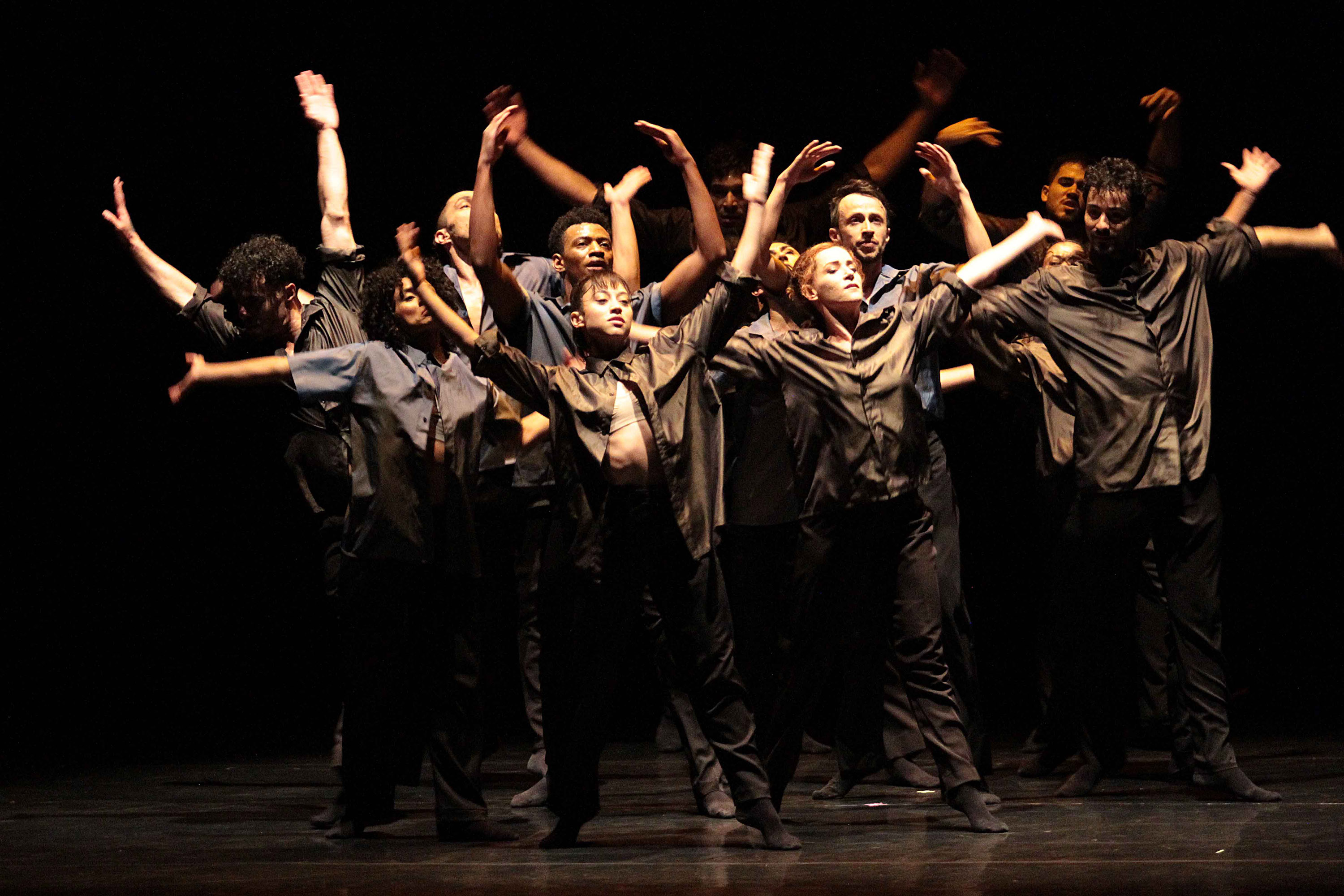 Cerca de 350 alunos e professores de três escolas estaduais de Curitiba tiveram a oportunidade neta sexta-feira (7) de assistir à apresentação que será levada na turnê do grupo pelo país europeu a partir da semana que vem.