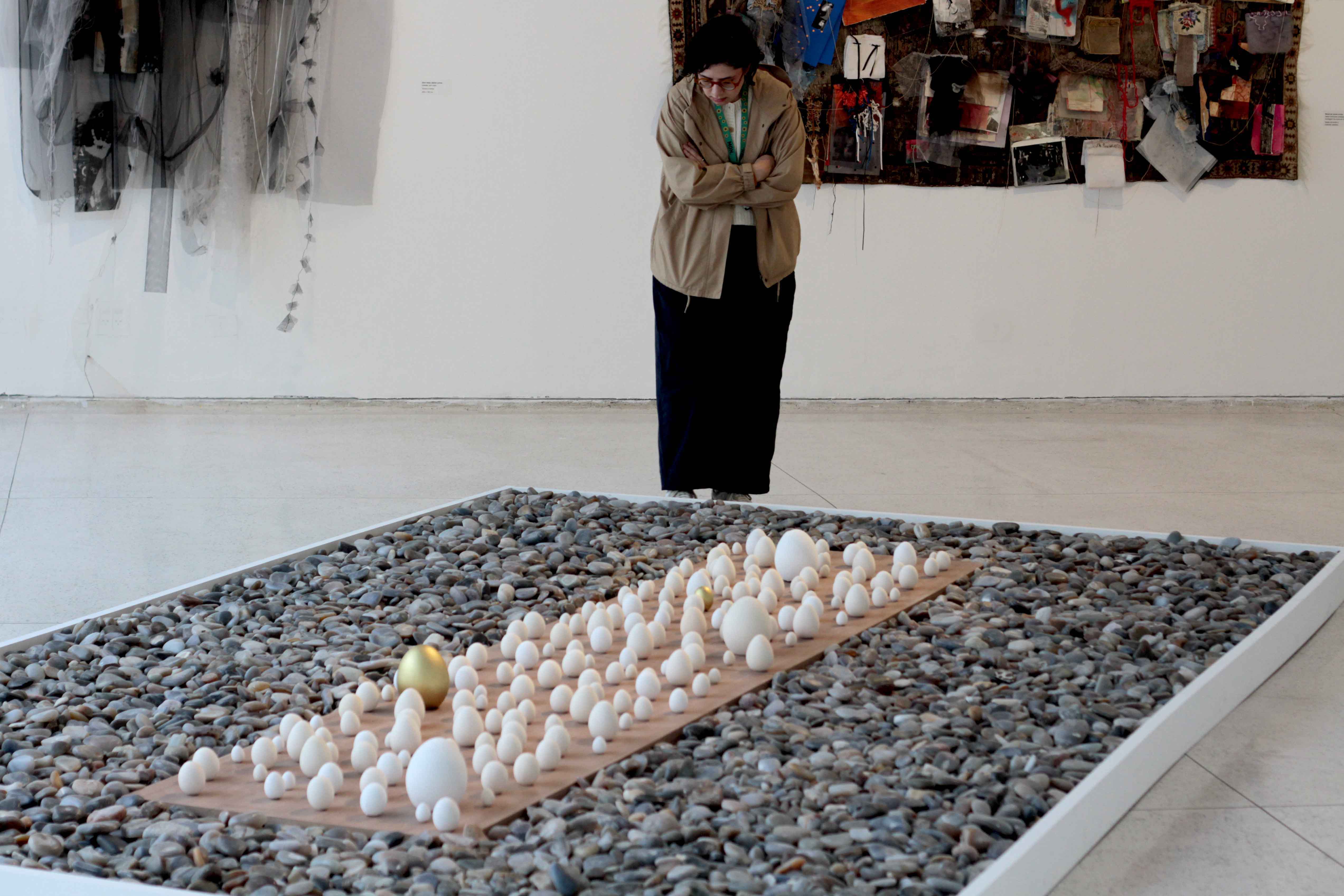 Também em exposição no MAC no MON, a artista Guita Soifer apresenta "A Trama Intrincada do Tempo", que traz pinturas, esculturas, fotografias, gravuras, vídeos e instalações explorando o tempo, a memória e as transformações da matéria, sob curadoria de Agnaldo Farias.