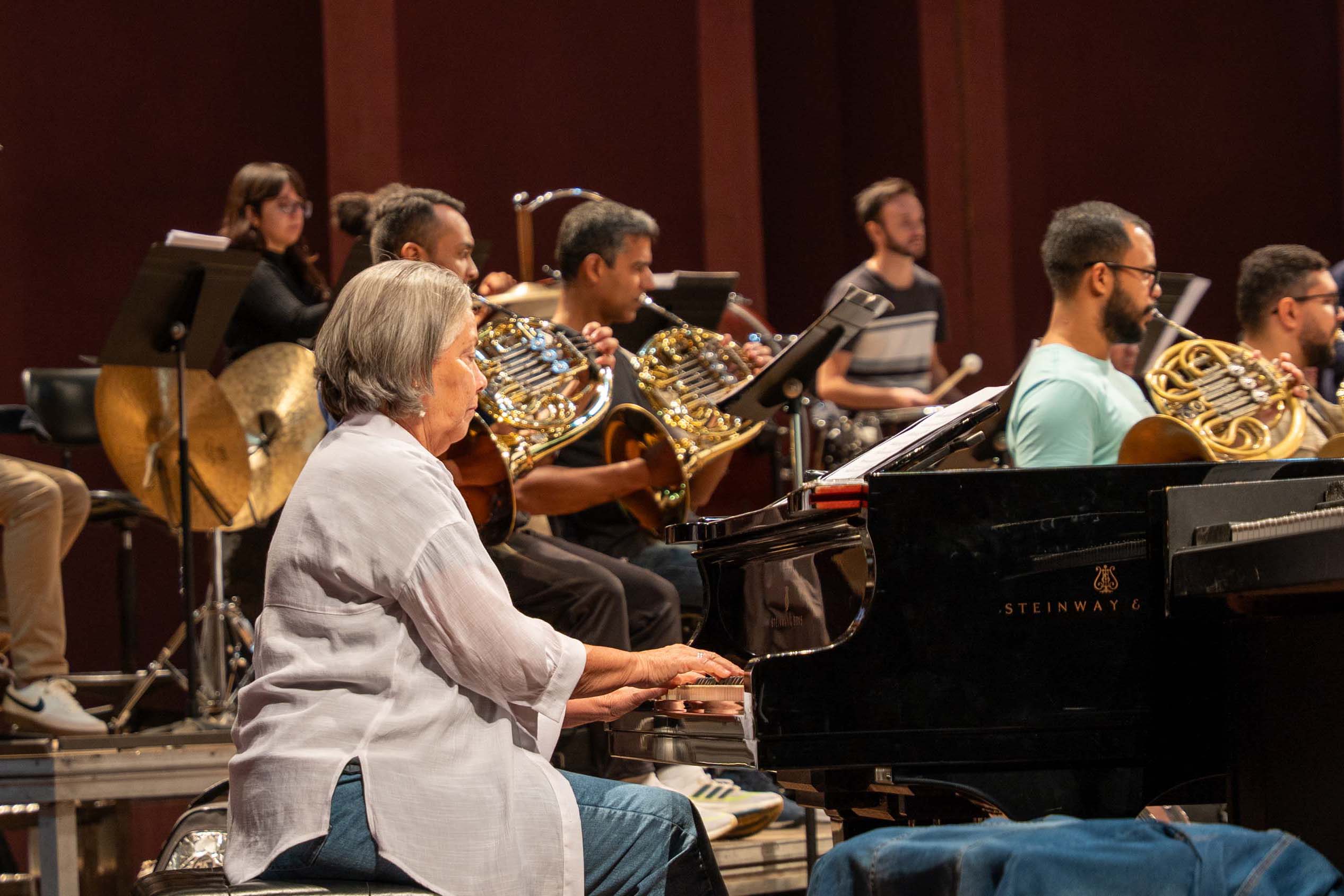 Casal, irmãos e aprendizado de gerações: os bastidores da Orquestra Sinfônica do Paraná