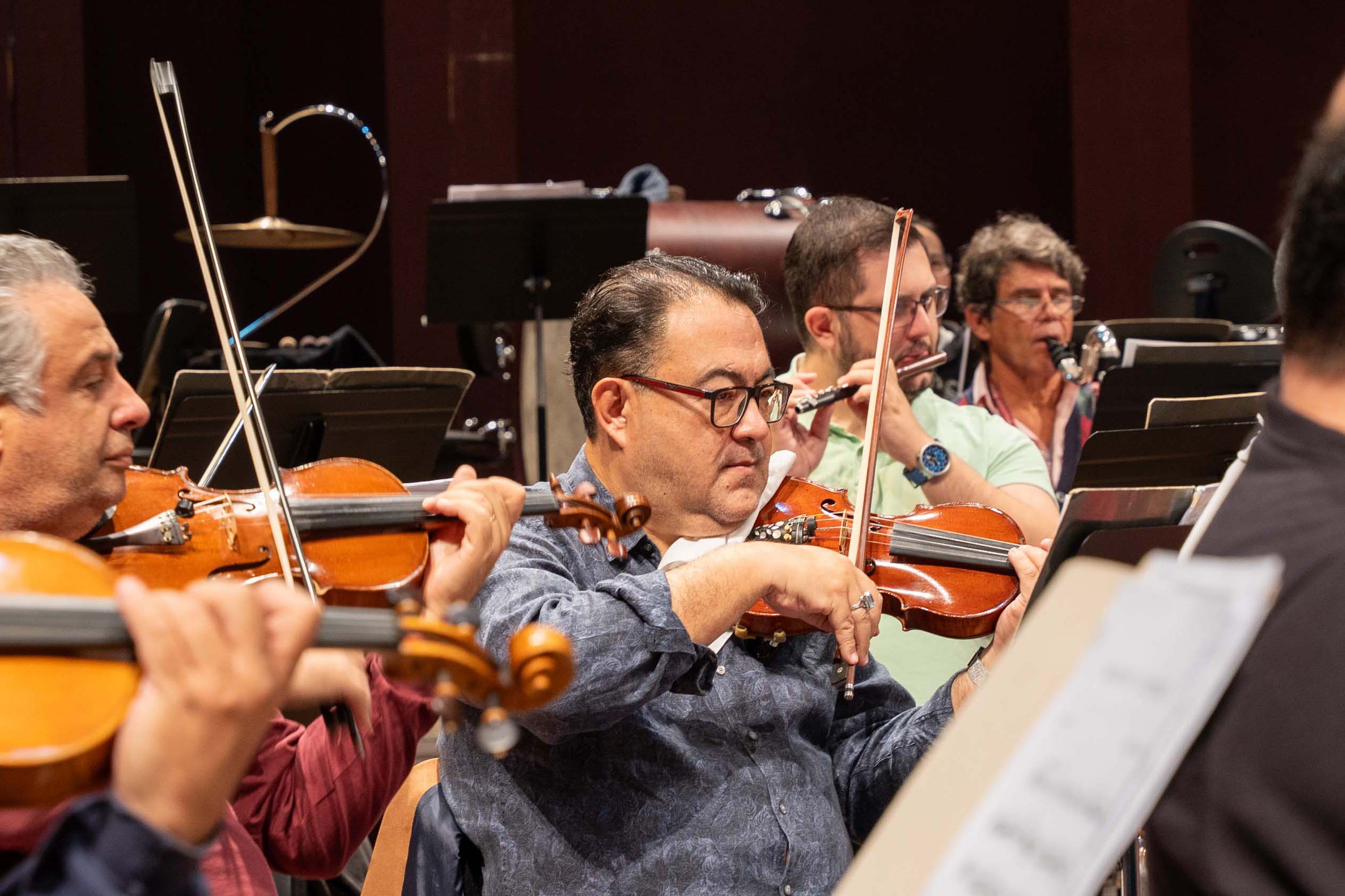 Casal, irmãos e aprendizado de gerações: os bastidores da Orquestra Sinfônica do Paraná