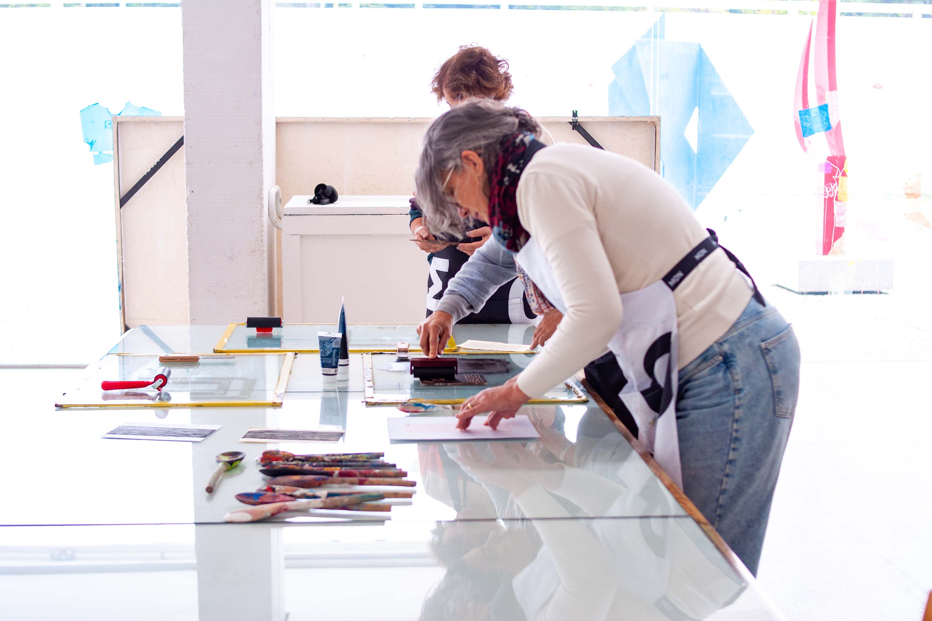 MON realiza oficina de gravura inspirada na coleção asiática