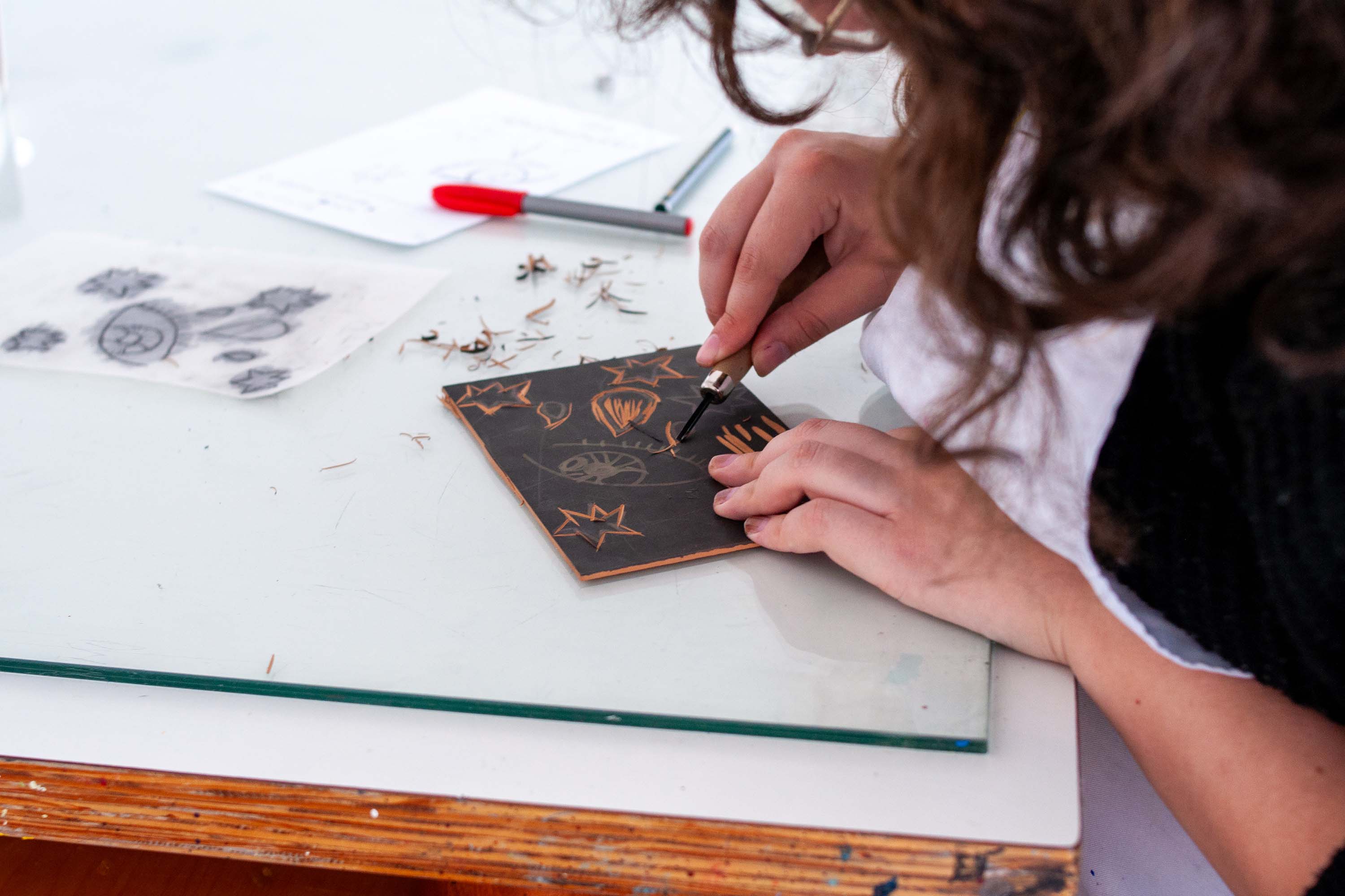 MON realiza oficina de gravura inspirada na coleção asiática