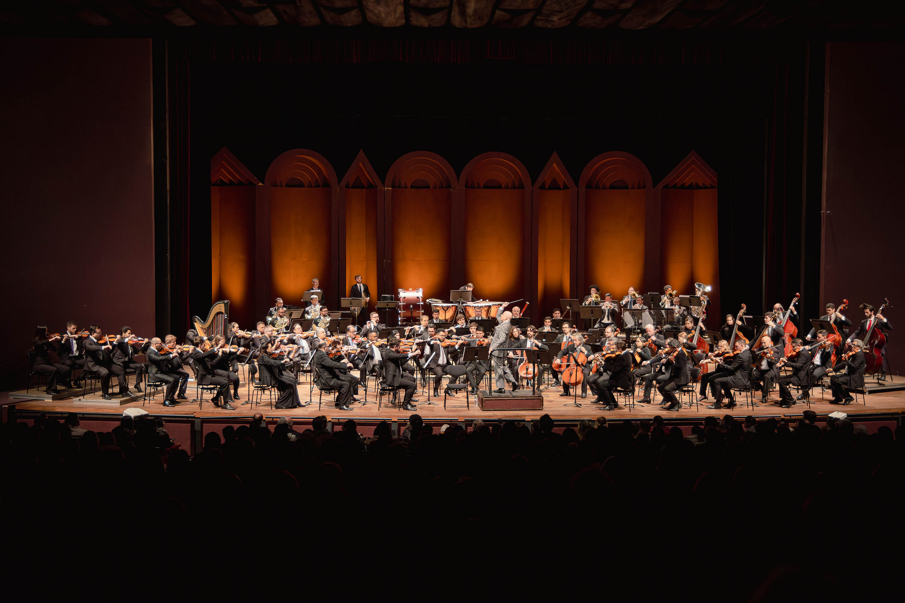 Centro Cultural Teatro Guaíra - Auditório Bento Munhoz da Rocha Neto (Guairão) - Concerto da Orquestra Sinfônica do Paraná – A Orquestra Sinfônica do Paraná volta ao palco do Auditório Bento Munhoz da Rocha Neto (Guairão) neste domingo (24), às 10h30, para mais um concerto. Sob a regência do maestro titular e diretor musical, Roberto Tibiriçá, a apresentação contará com a participação do pianista português Bernardo Santos como solista convidado
