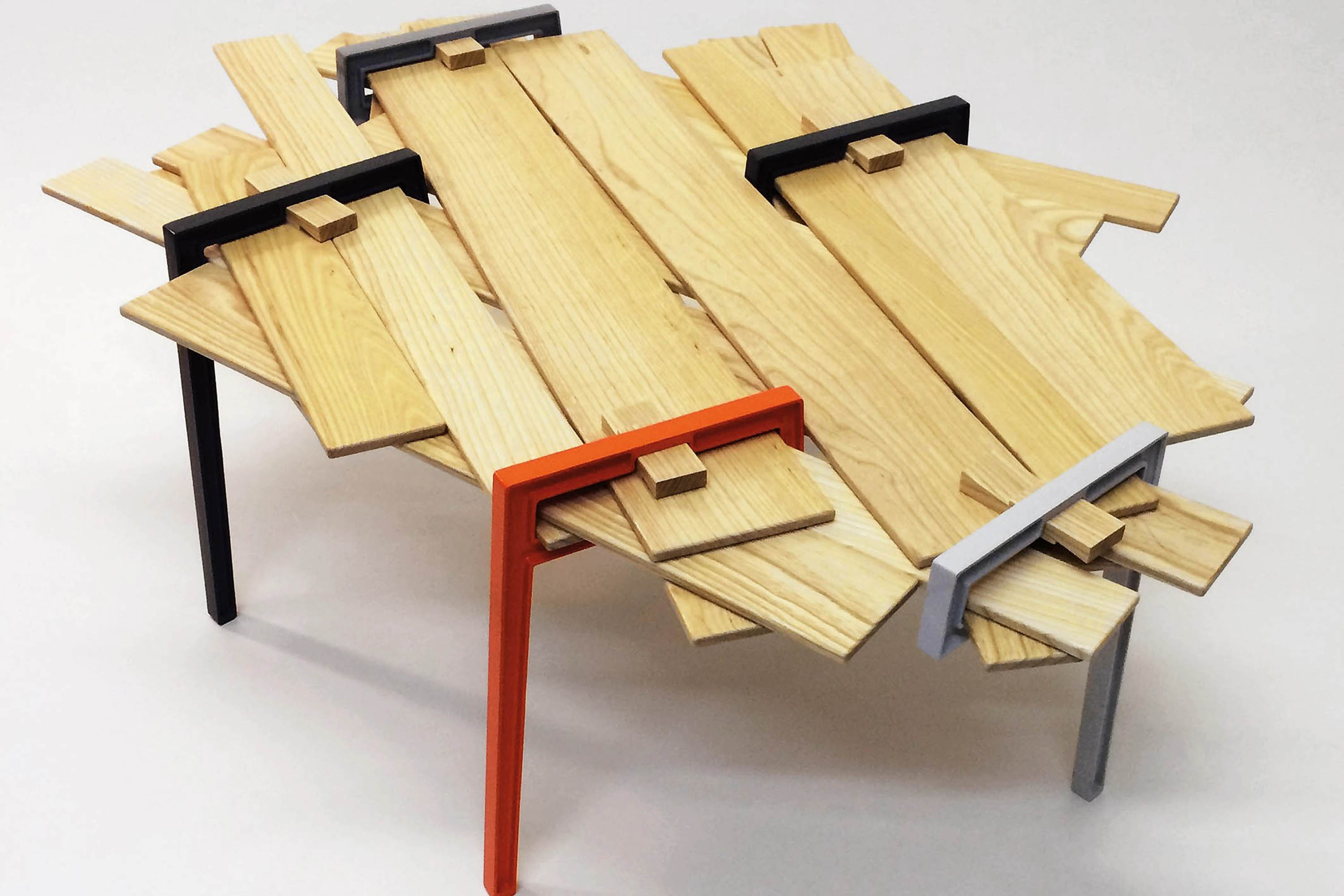 Museu Oscar Niemeyer (MON) -  Mostra itinerante internacional “Pure Gold. Upcycled! Upgraded!” que apresenta 76 obras, desde móveis a objetos, de 53 designers de diversas nacionalidade