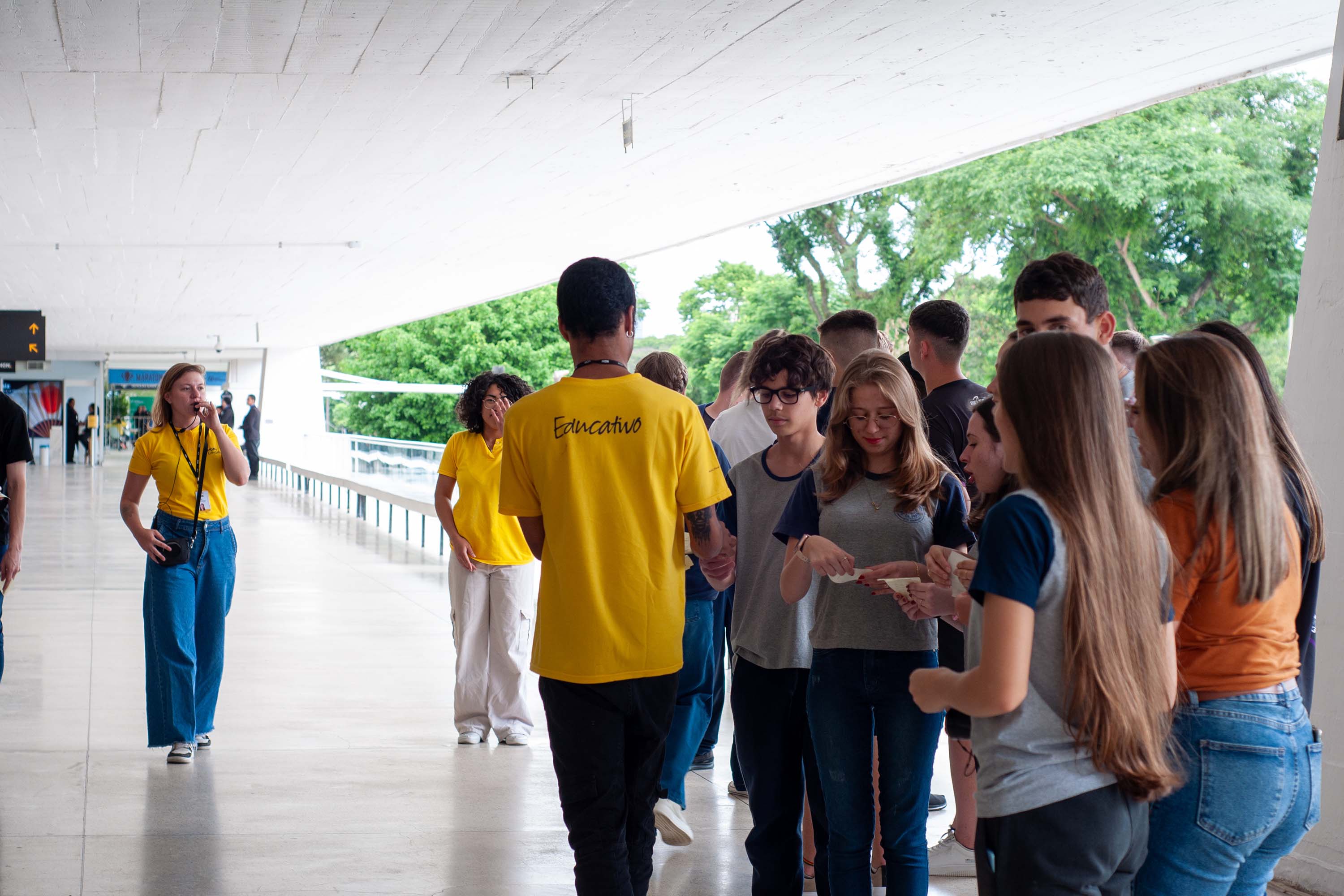 Museu Oscar Niemeyer (MON)  -  Visita guiada agosto | Sessão 1 – Na sexta-feira (01), a equipe do Setor Educativo do MON promove uma visita mediada para conhecer em detalhes a arquitetura, o acervo e as exposições do Museu Oscar Niemeyer.