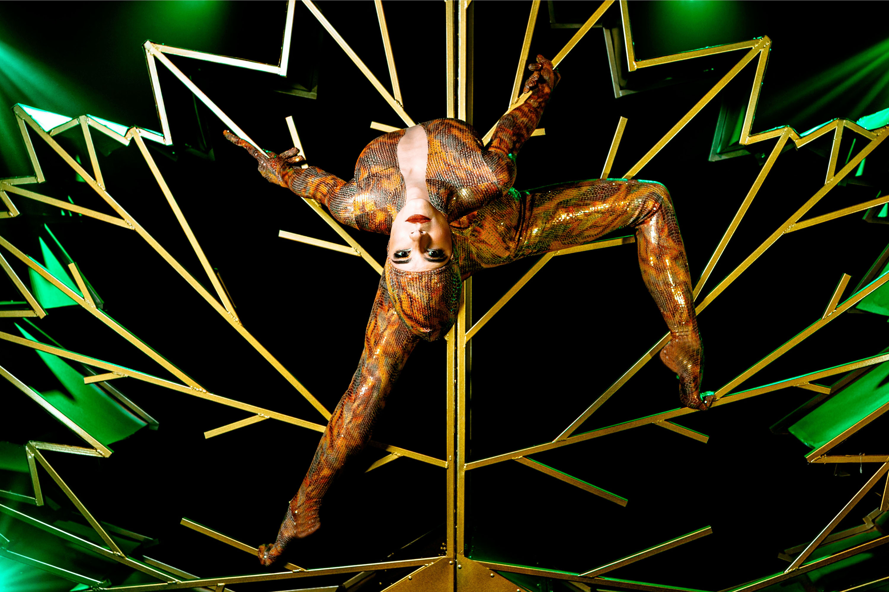 De levitações a metamorfoses: Guairão receberá espetáculo de mágica em setembro