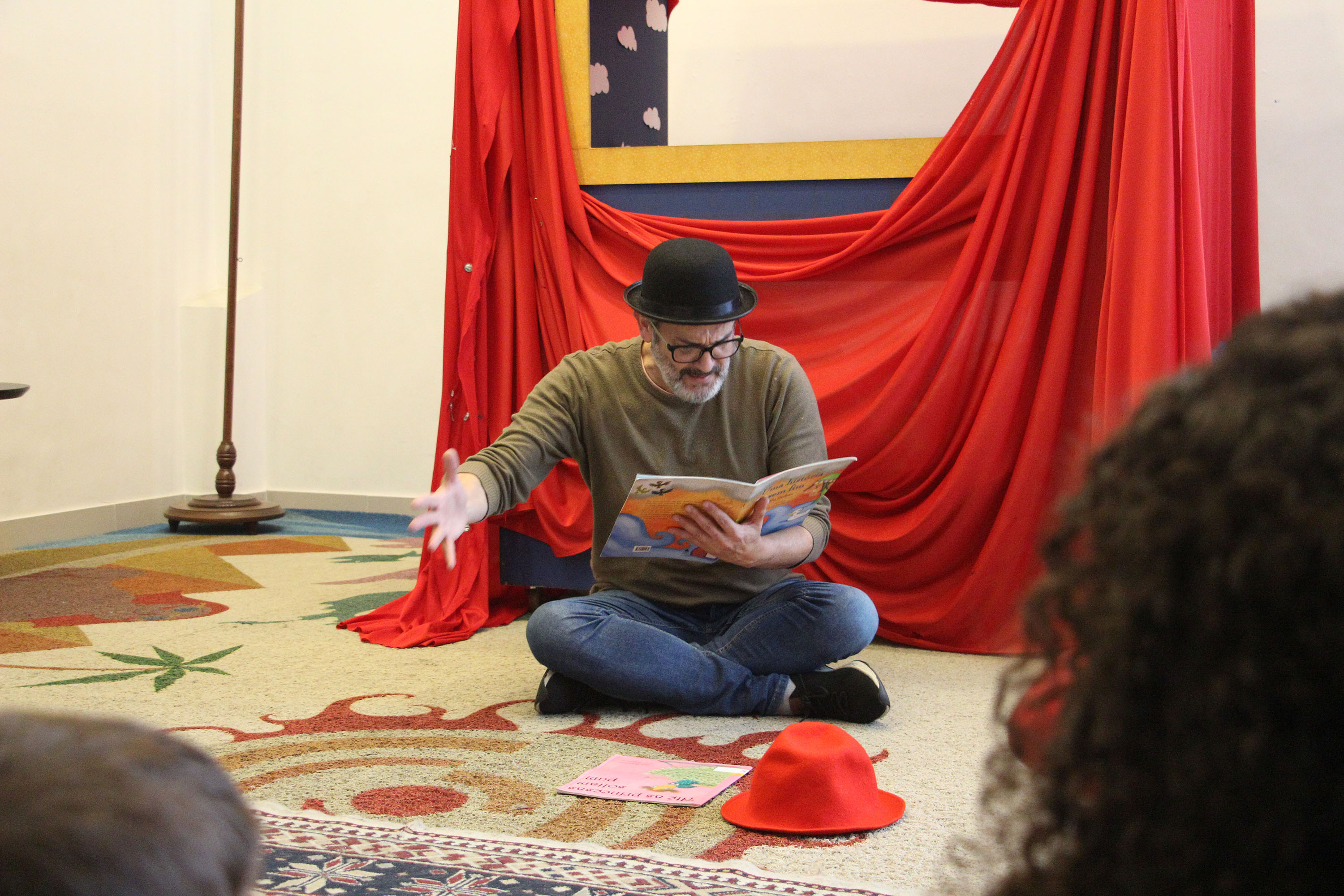 Biblioteca Pública do Paraná (BPP) - SEÇÃO INFANTIL  - Brincando de ler Atividades orientadas que estimulam crianças e visitantes a procurar por livros, com breves leituras.