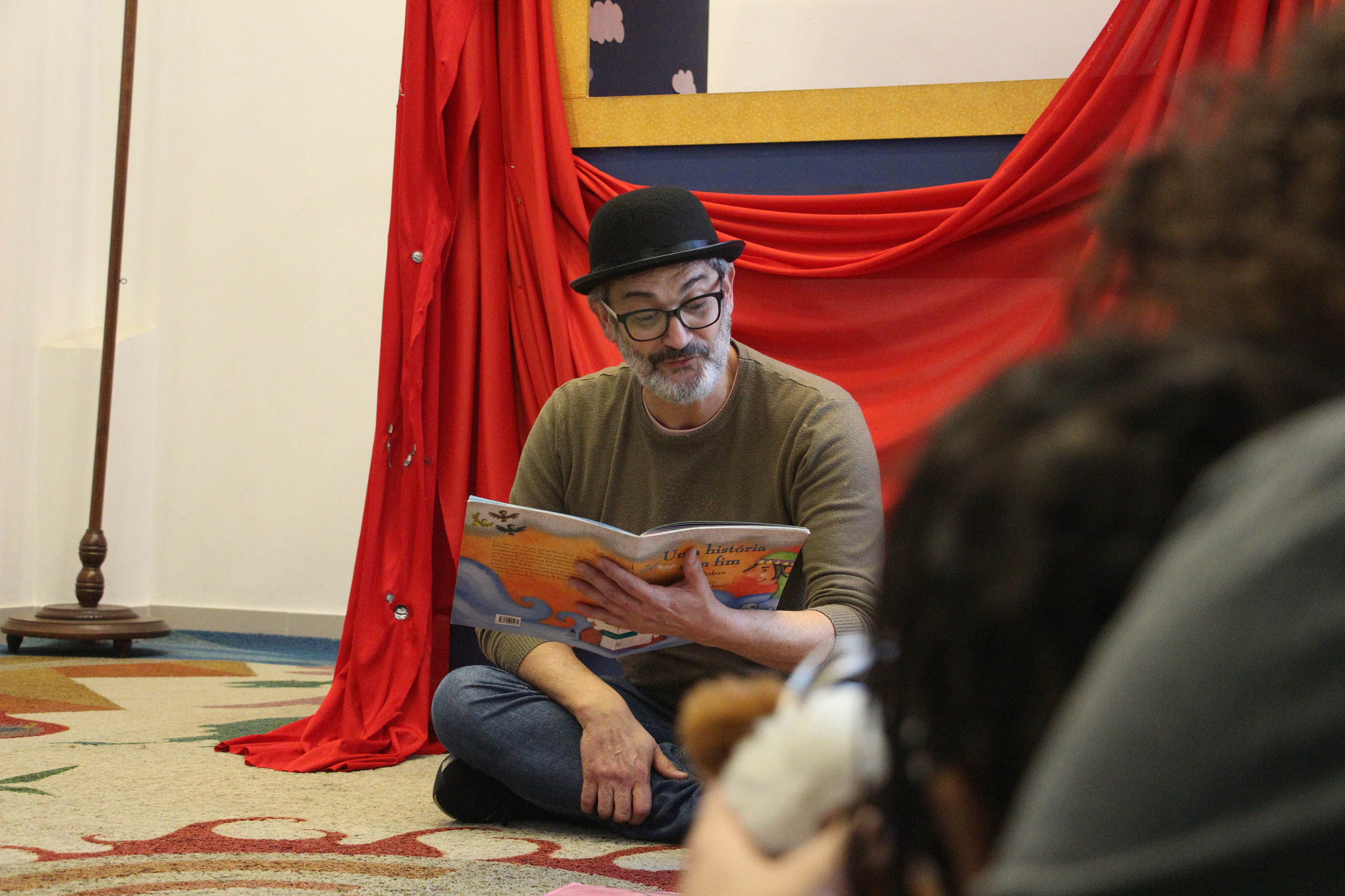 Biblioteca Pública do Paraná (BPP) -Brincando de Ler Atividades de estímulo à procura de diferentes livros e leitura no espaço, além troca de escolhas temáticas entre as crianças.