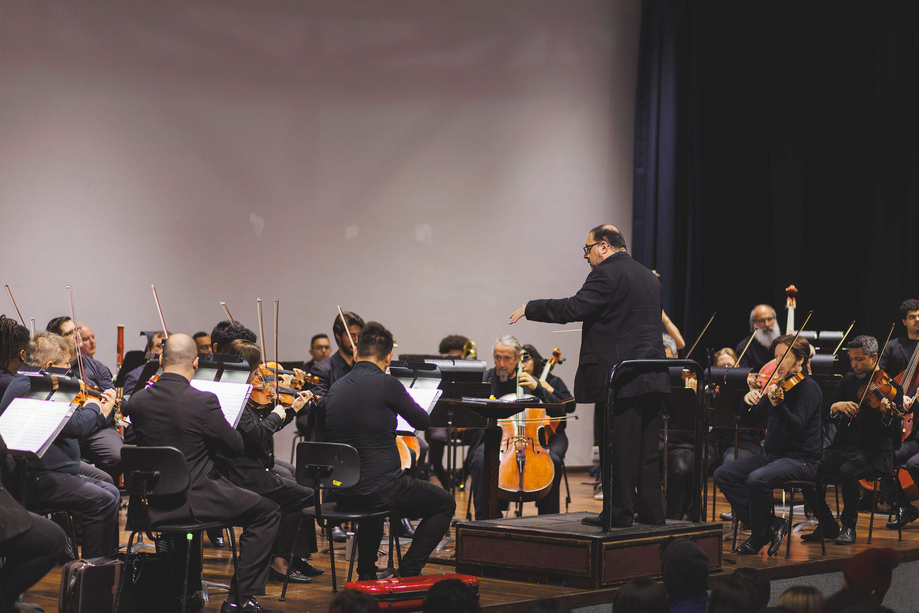 Centro Cultural Teatro Guaíra - MARINGÁ – Teatro Calil Haddad Avenida Dr. Luiz Teixeira Mendes, 2500 - Zona 04. - Guaíra Para Todos: Orquestra Sinfônica do Paraná em Maringá – A Orquestra Sinfônica do Paraná se apresenta em Maringá na próxima quarta-feira (15), às 20h, no Teatro Calil Haddad, em um concerto que integra o projeto “Guaíra para Todos”, iniciativa voltada à democratização do acesso à cultura em todo o estado.