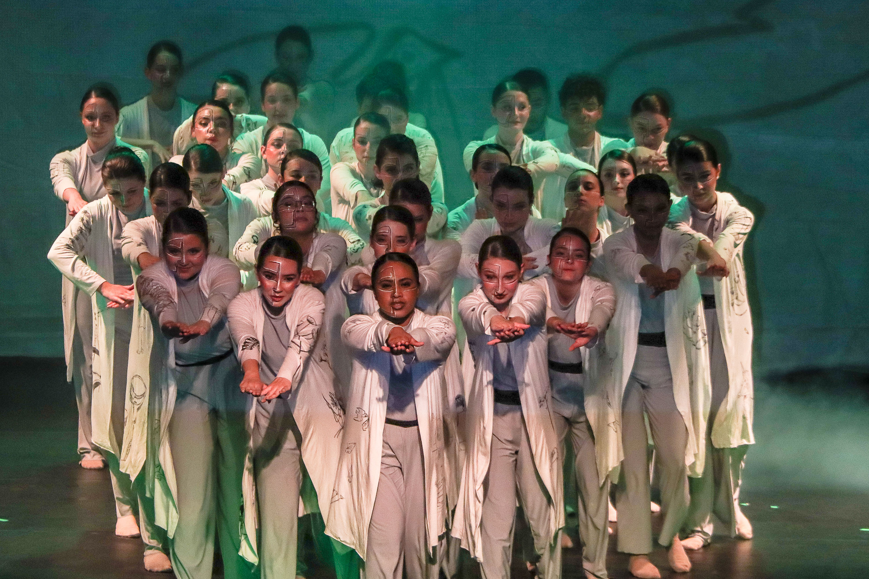 Centro Cultural Teatro Guaíra - Auditório Salvador de Ferrante (Guairinha) PO(R)TY – Até o dia 18 de outubro, o Grupo de Dança Contemporânea do Colégio Estadual do Paraná (DANCEP) apresenta o espetáculo “Po(r)ty”, em homenagem ao centenário do artista paranaense Poty Lazzarotto.