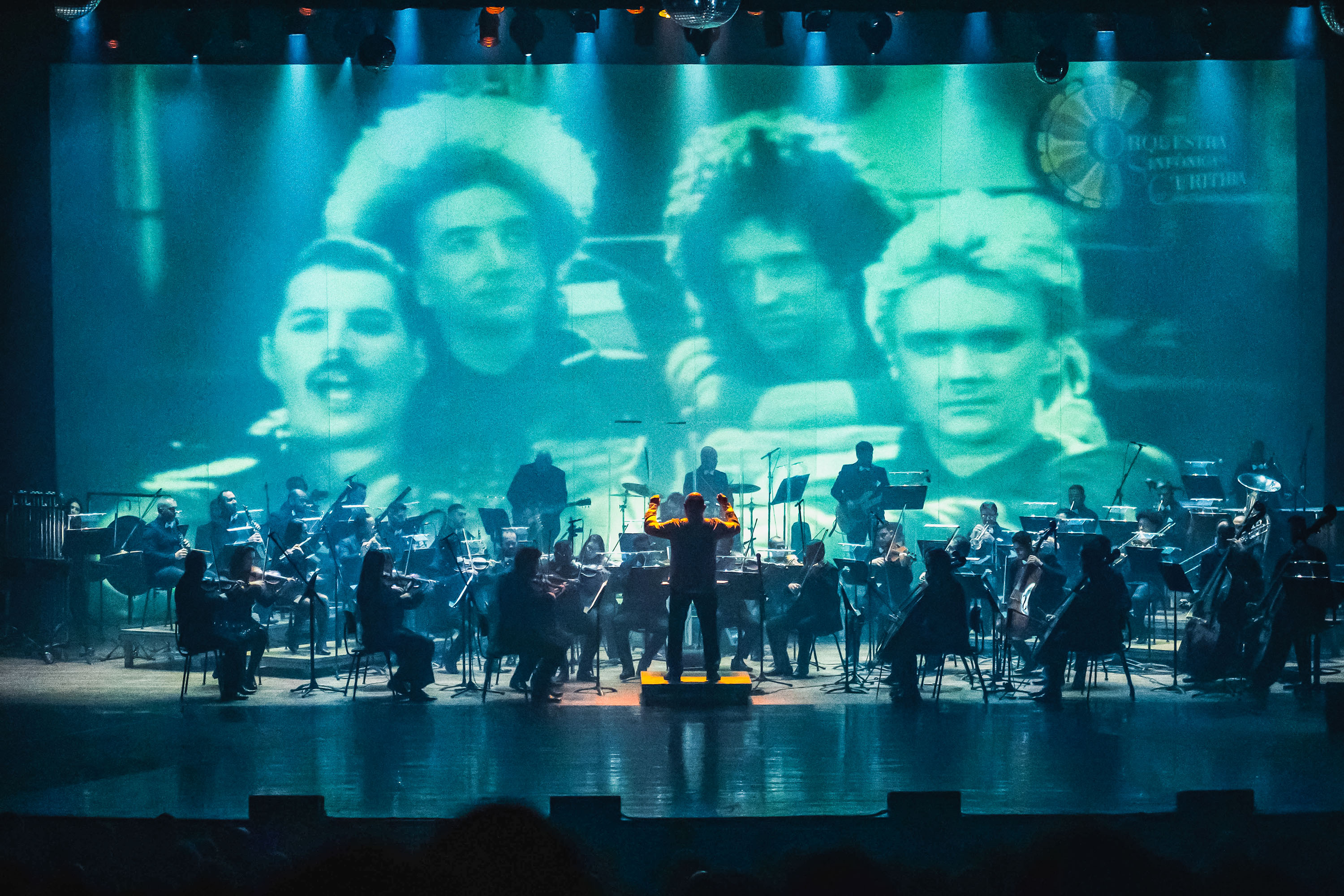 Centro Cultural Teatro Guaíra - SINFONIA ROCK – QUEEN ON STAGE – Na sexta-feira (17), às 20h30, o Teatro Guaíra recebe o espetáculo “Sinfonia Rock – Queen on Stage”. Sob a regência do maestro Carlos Domingues, a Orquestra Sinfônica de Curitiba se une a cantores convidados para uma apresentação que celebra os maiores sucessos da lendária banda britânica Queen.