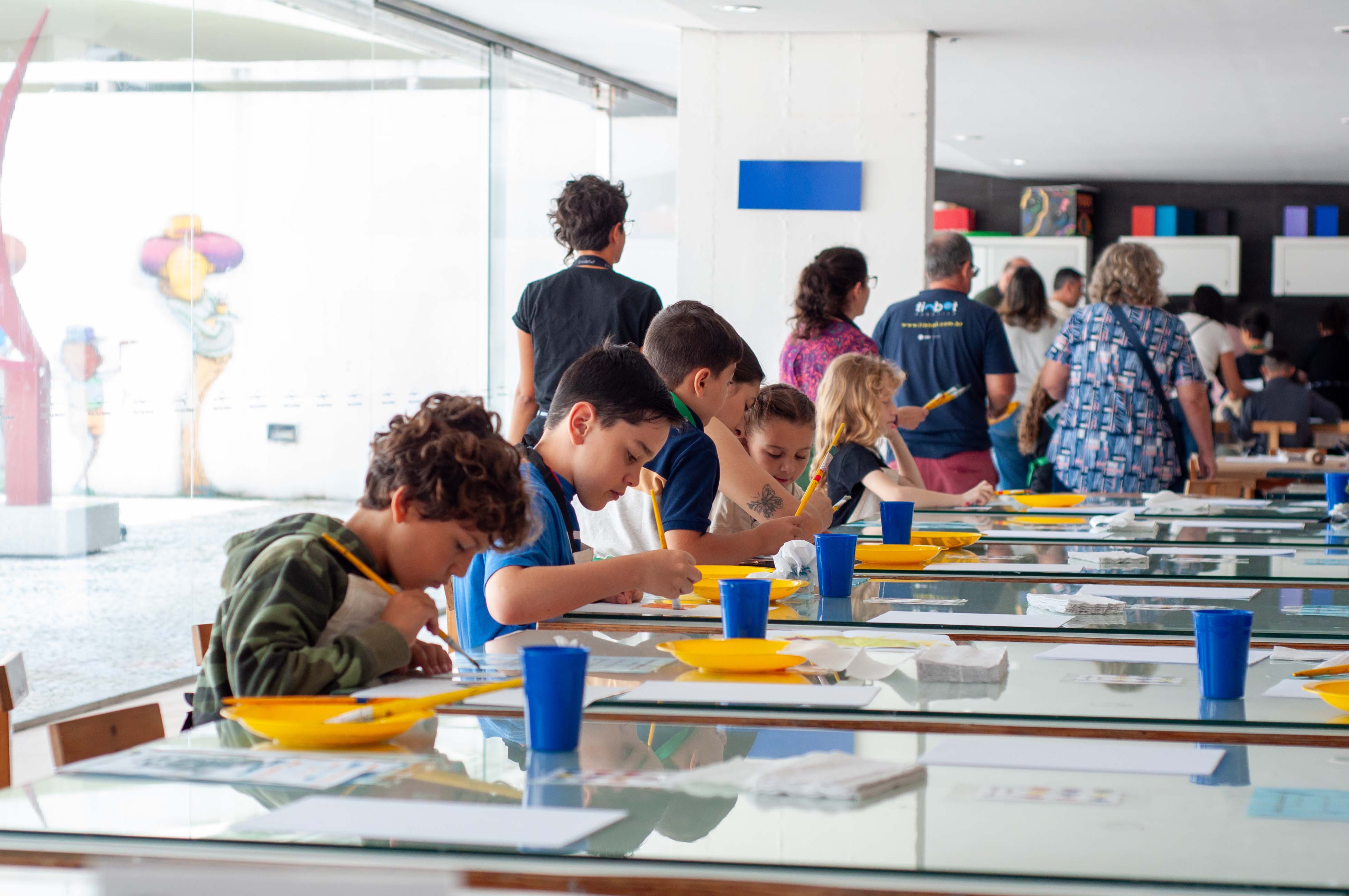 Museu Oscar Niemeyer (MON) - Atividades especiais no Dia das Crianças – No domingo (12), o Museu Oscar Niemeyer irá oferecer várias atividades em comemoração ao Dia da Criança. Haverá o ateliê de criação (colagem); a oficina de movimento, desenho e narrativa; e a pintura de painel com canetinha