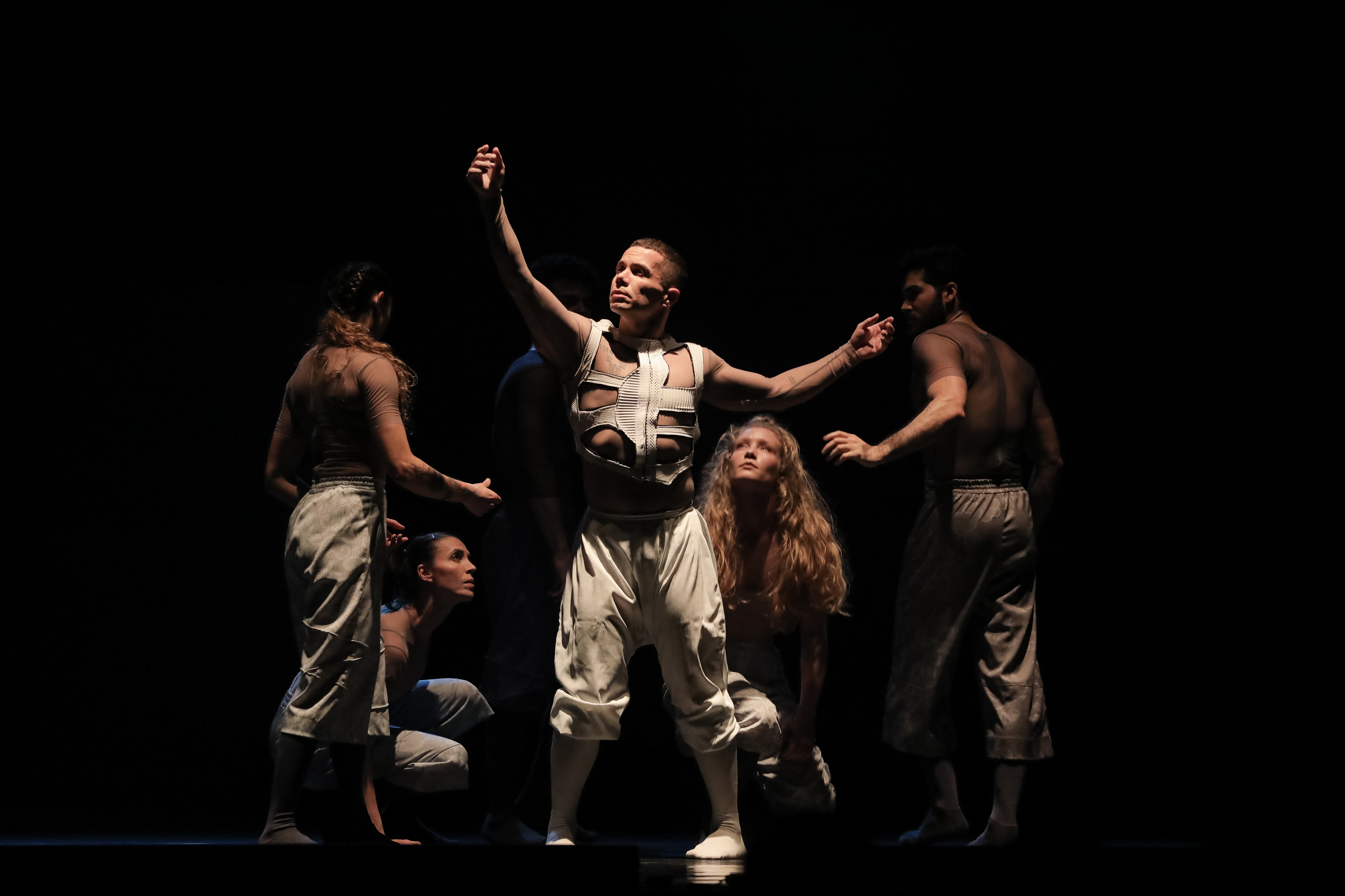 Balé Teatro Guaíra levanta a plateia e emociona no Festival de Dança de Londrina
