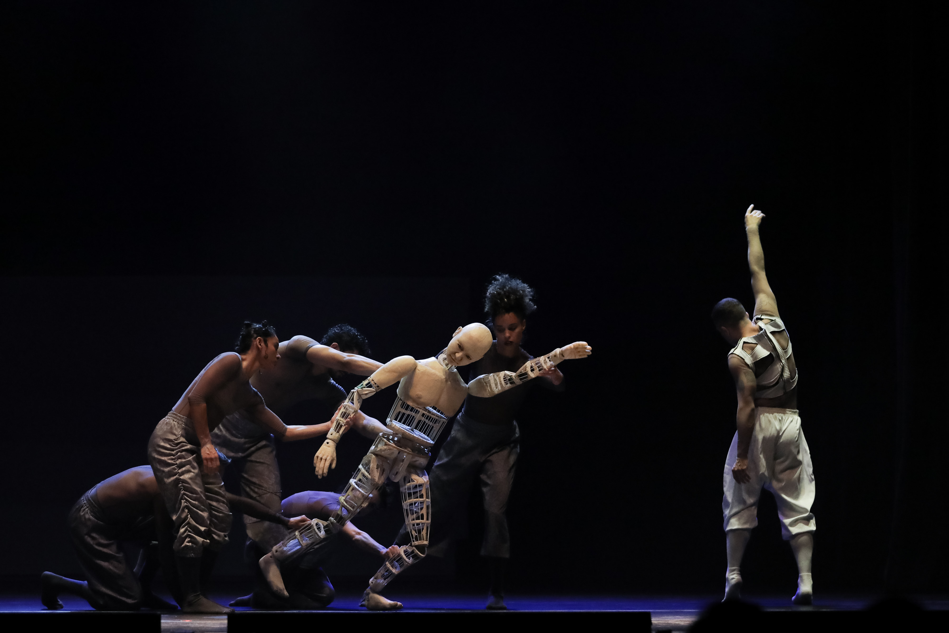 Balé Teatro Guaíra levanta a plateia e emociona no Festival de Dança de Londrina
