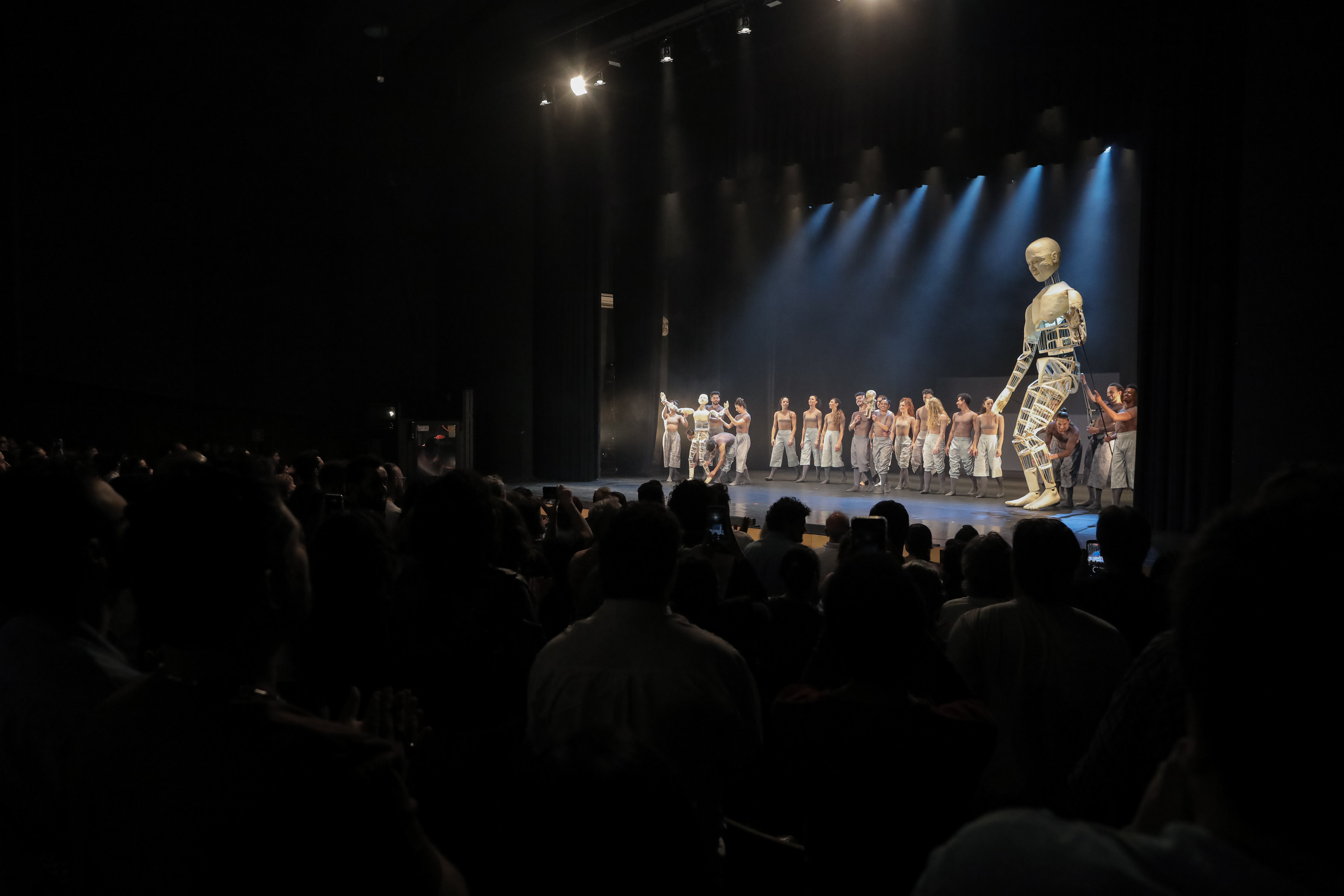 Balé Teatro Guaíra levanta a plateia e emociona no Festival de Dança de Londrina