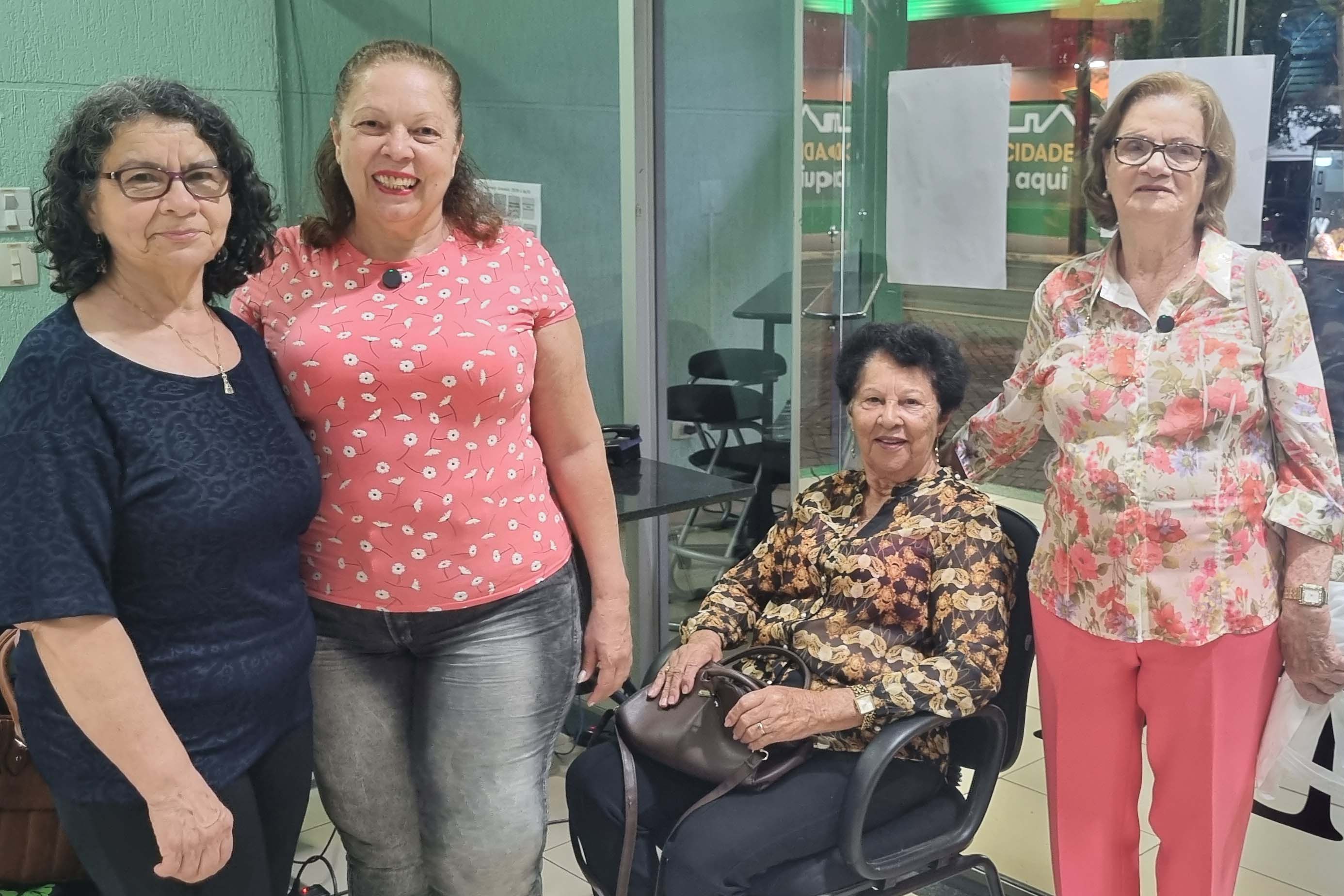 As amigas aposentadas Maria de Moraes, Eliana Modesto, Rosa da Silva e Maria Andrade, que toda semana se reúnem no Sesc Apucarana para atividades artísticas, estavam entre as mais animadas.
