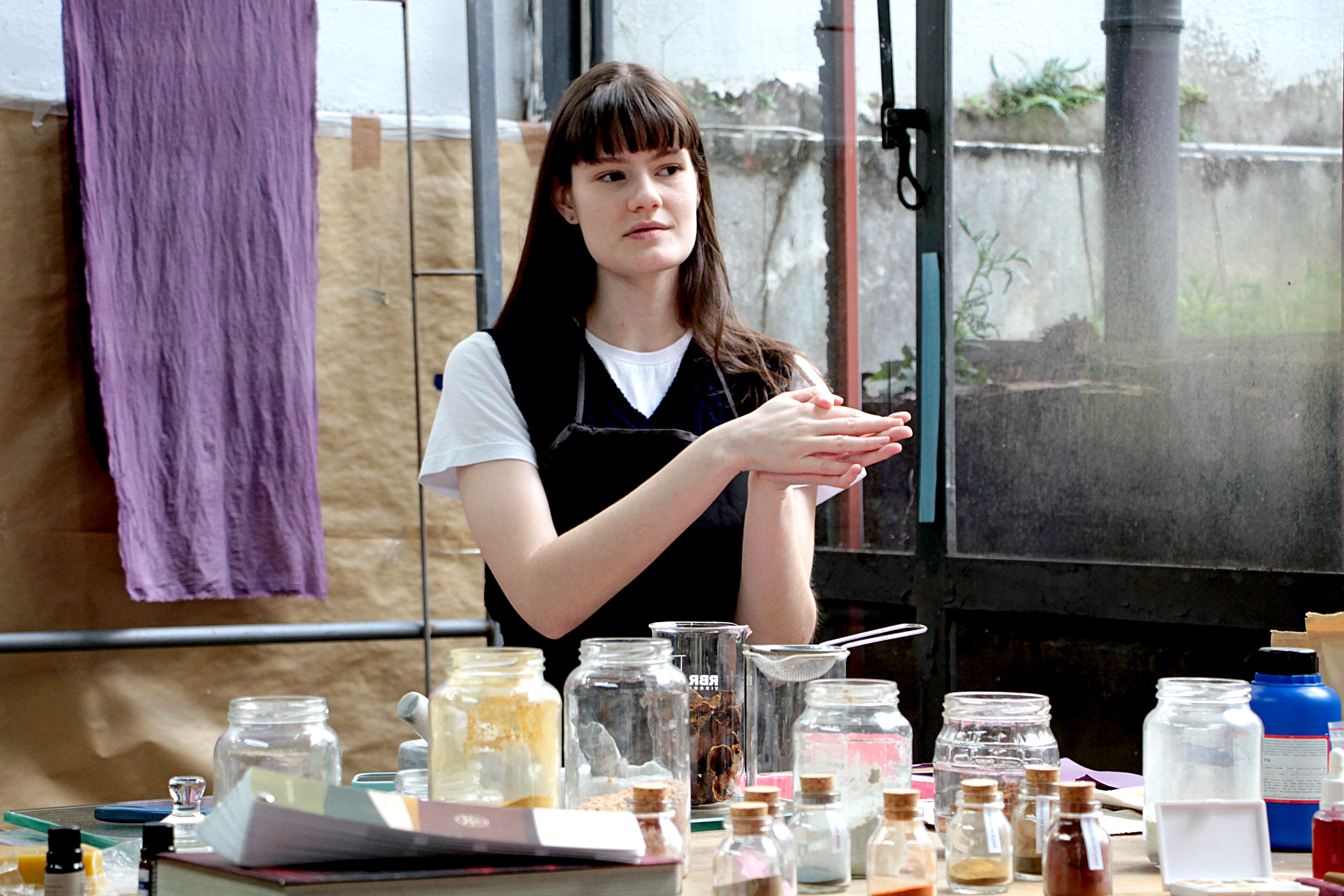 Bianca Stella lança no Museu Casa Alfredo Andersen livreto sobre pigmentos naturais