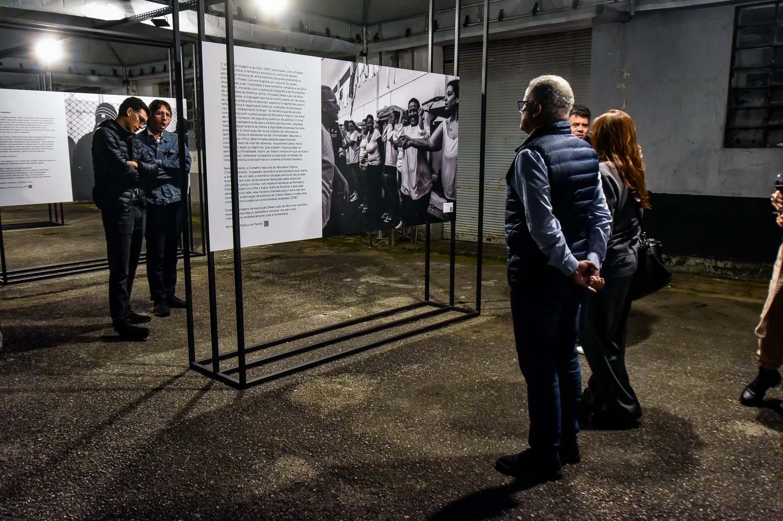 Museu da Imagem e do Som (MIS-PR)  - Visita Guiada – No sábado 25 de outubro, às 11h, ocorre a visita guiada à exposição “Desse Lado do Muro”, parte do Projeto Cárcere do Museu de Imagem e Som do Paraná