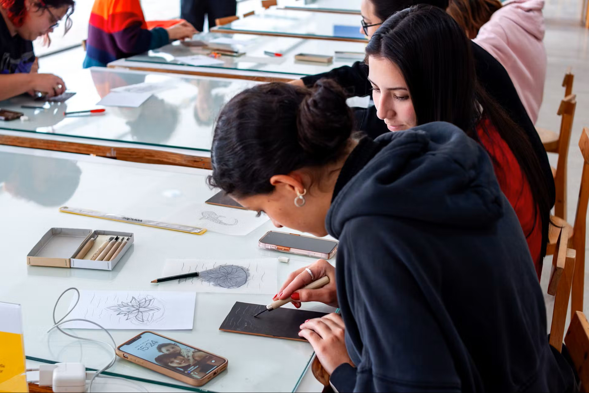 Museu Oscar Niemeyer (MON) -  Oficina | Laboratório de materiais – Explore os limites entre pintura e desenho e investigue o diálogo entre diferentes materiais artísticos nesta oficina, que acontece na terça-feira (21) às 14h, no Espaço das Oficinas.