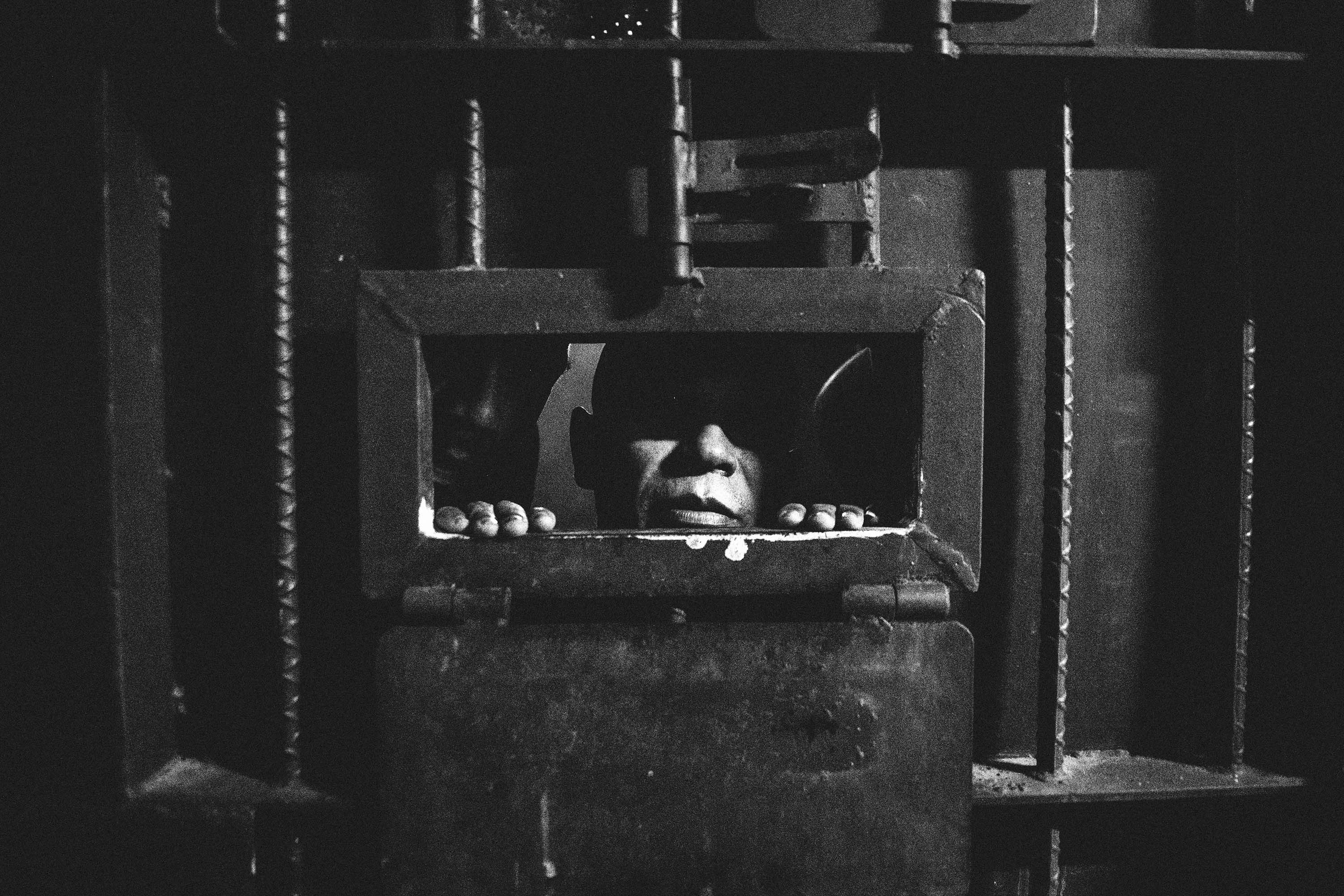 MIS-PR promove visita guiada noturna em exposição com temática carcerária