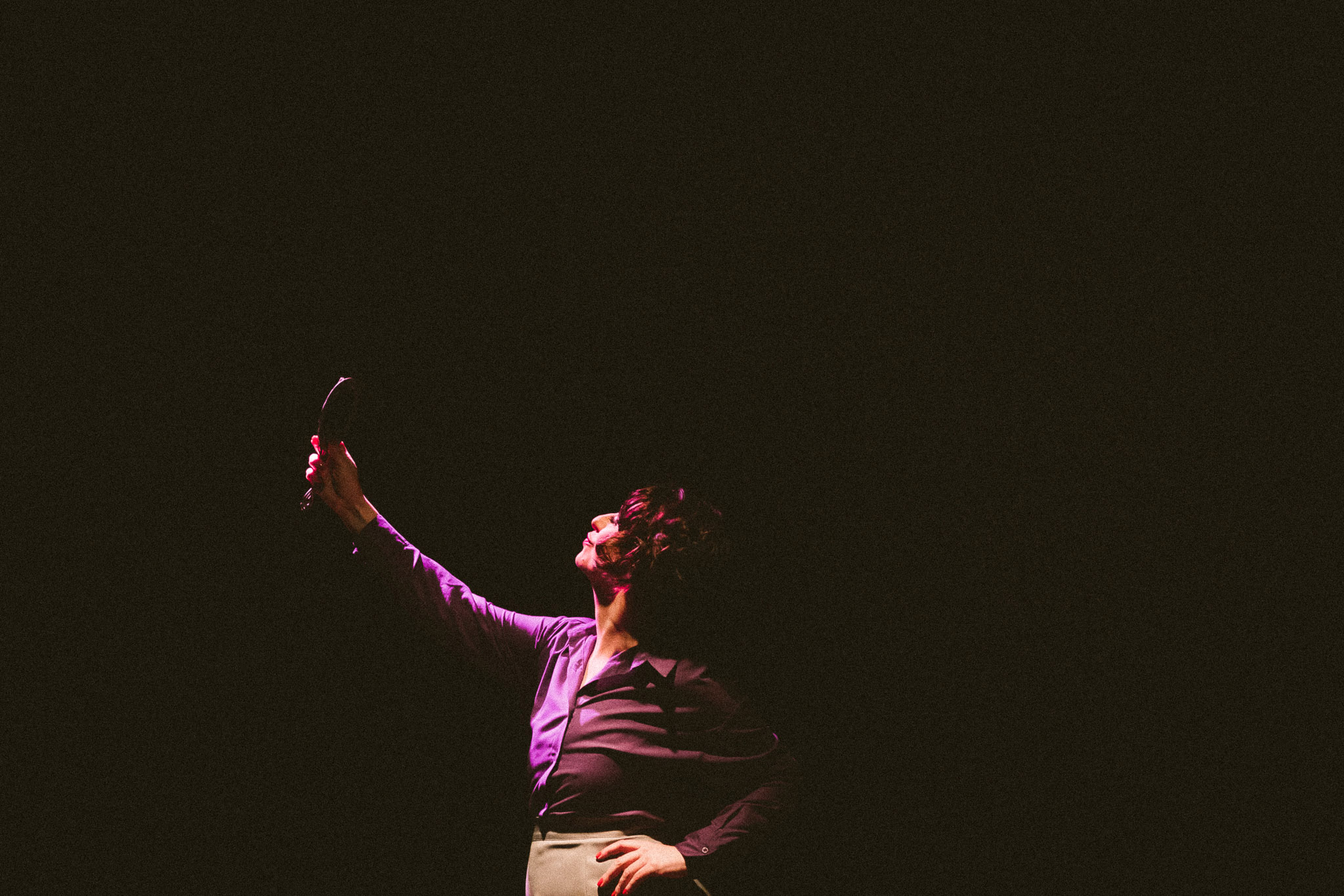 Centro Cultural Teatro Guaíra - Auditório Glauco Flores Sá de Brito (Miniauditório) - Do Dia Que Olhei No Espelho e Não Me Encontrei – O Auditório Glauco Flores de Sá Brito (Miniauditório) recebe, entre os dias 7 e 9 de novembro, o espetáculo "Do Dia Que Olhei no Espelho e Não Me Encontrei", uma reflexão bem-humorada sobre a imposição dos padrões de beleza.