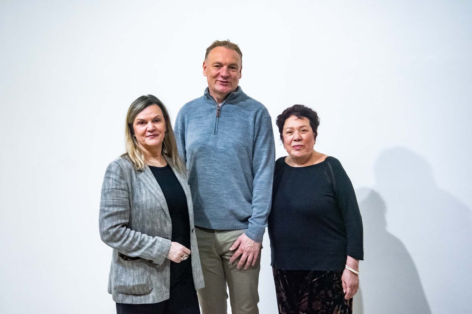 MAC Paraná celebra 55 anos com exposição comemorativa que apresenta obras do acervo - Na foto, a diretora do CAC, Juliane Fuganti com os curadores Marcelo Conrado e Maria José Justino