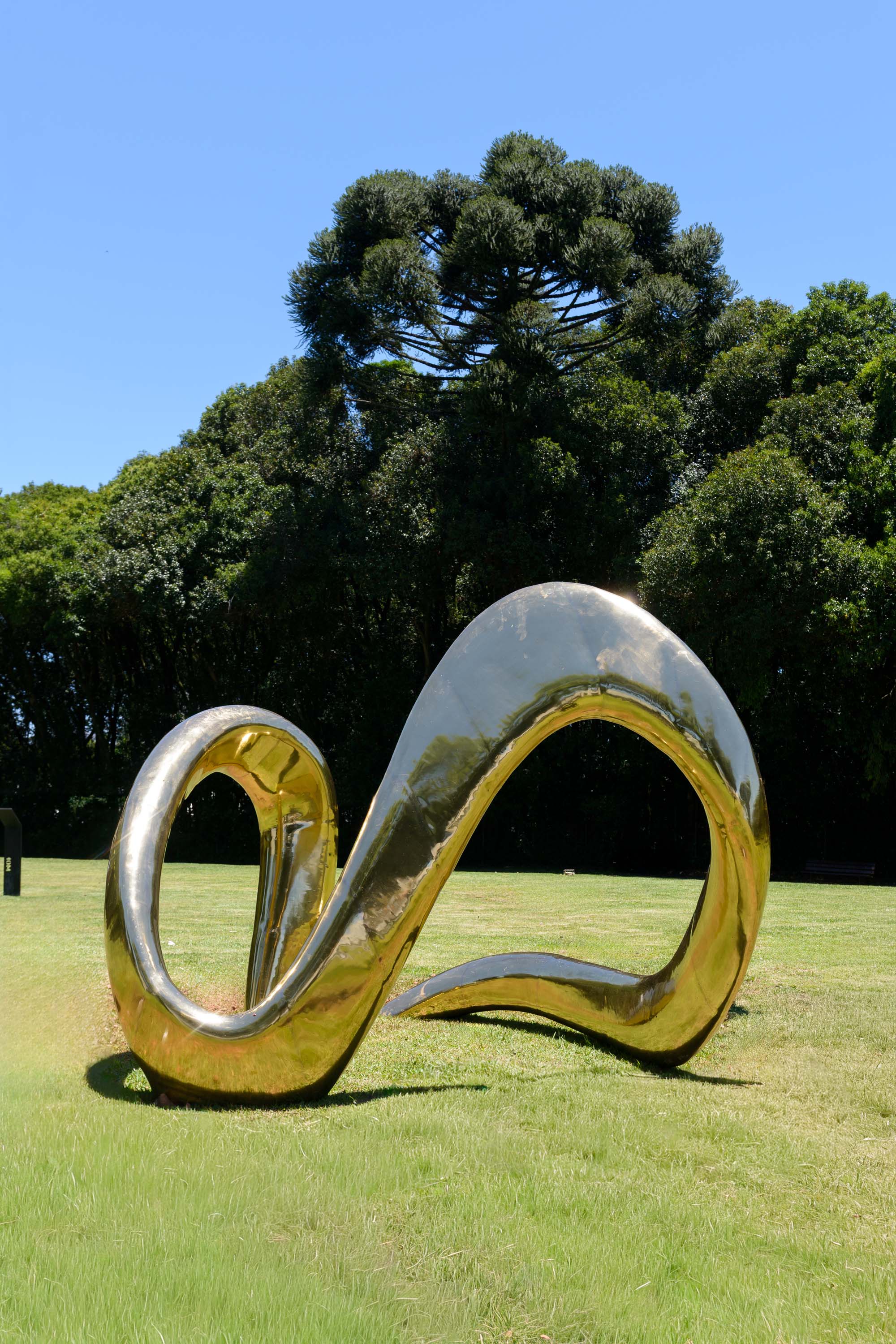 Com "Robô Interativo" e novas esculturas, MON apresenta obras inéditas na área externa