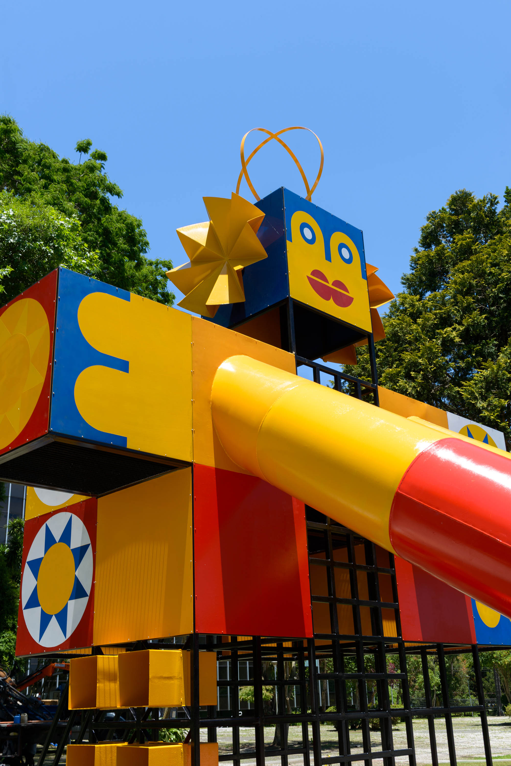 Com "Robô Interativo" e novas esculturas, MON apresenta obras inéditas na área externa