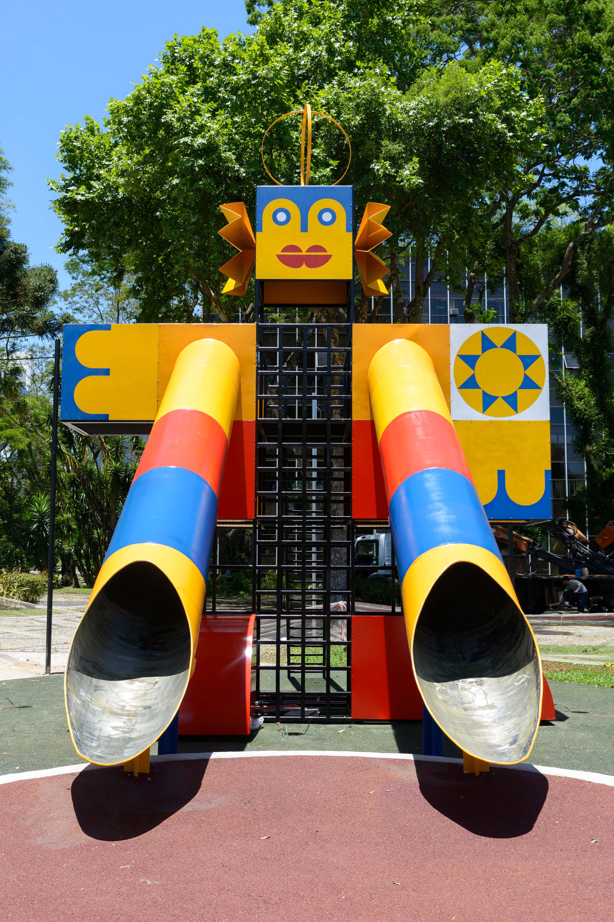 Com "Robô Interativo" e novas esculturas, MON apresenta obras inéditas na área externa