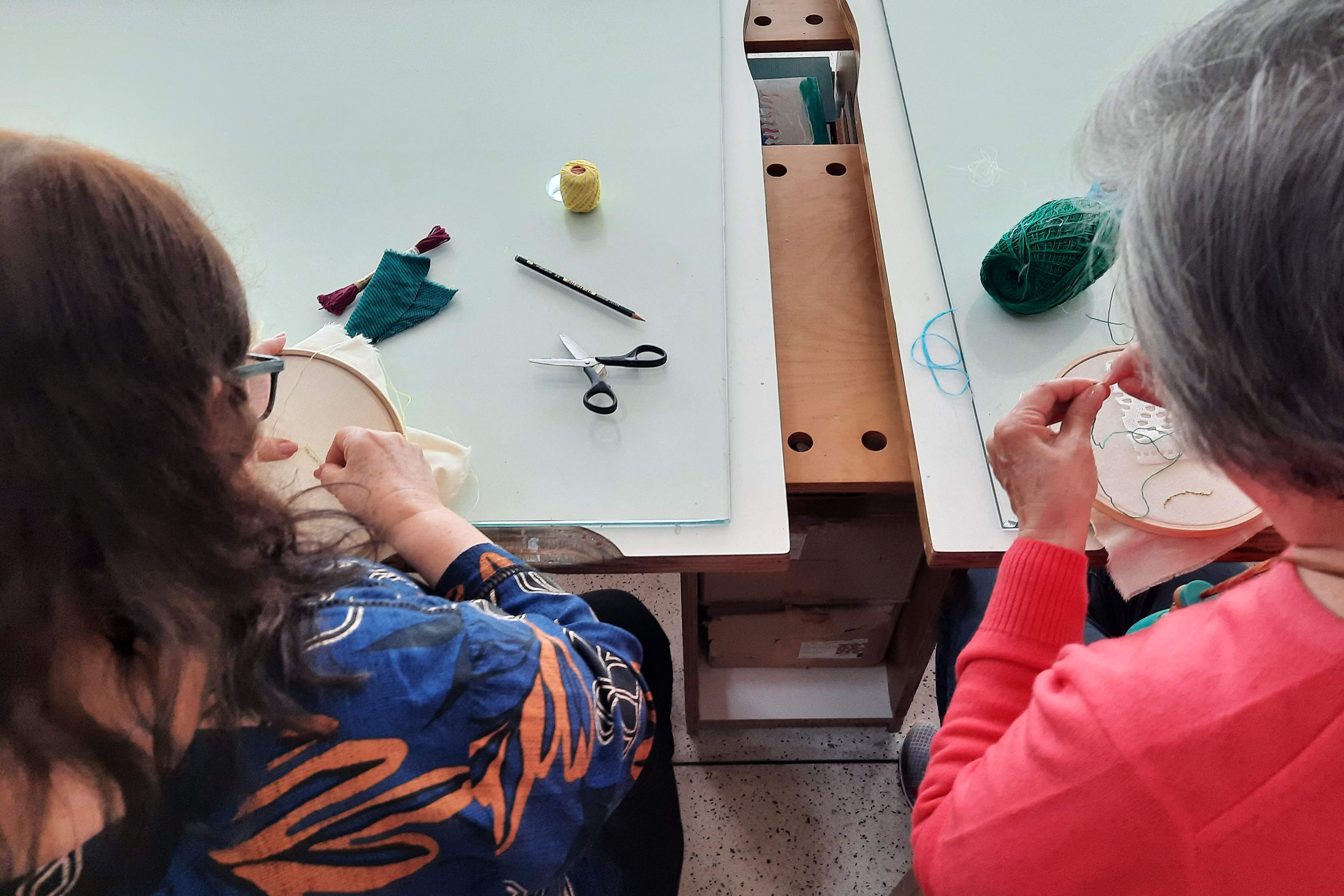 MON oferece oficina de bordado em dezembro inspirada na exposição “Através”