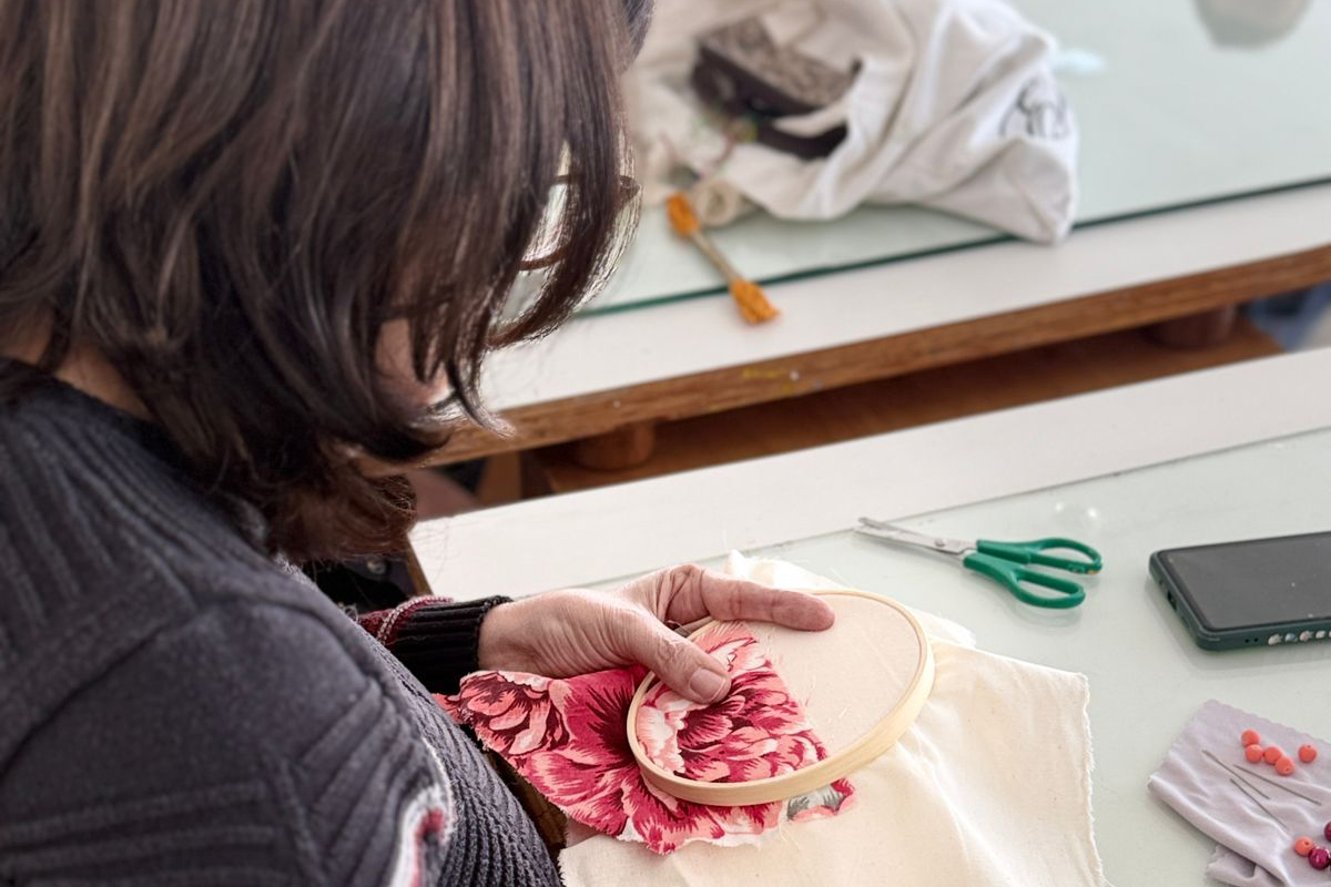 MON oferece oficina de bordado em dezembro inspirada na exposição “Através”