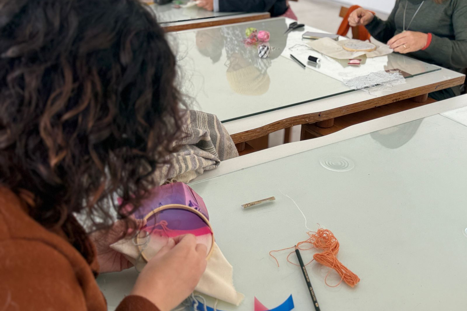 MON oferece oficina de bordado em dezembro inspirada na exposição “Através”