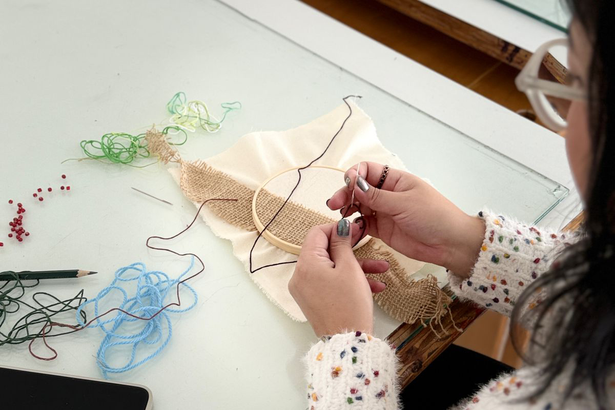 MON oferece oficina de bordado em dezembro inspirada na exposição “Através”