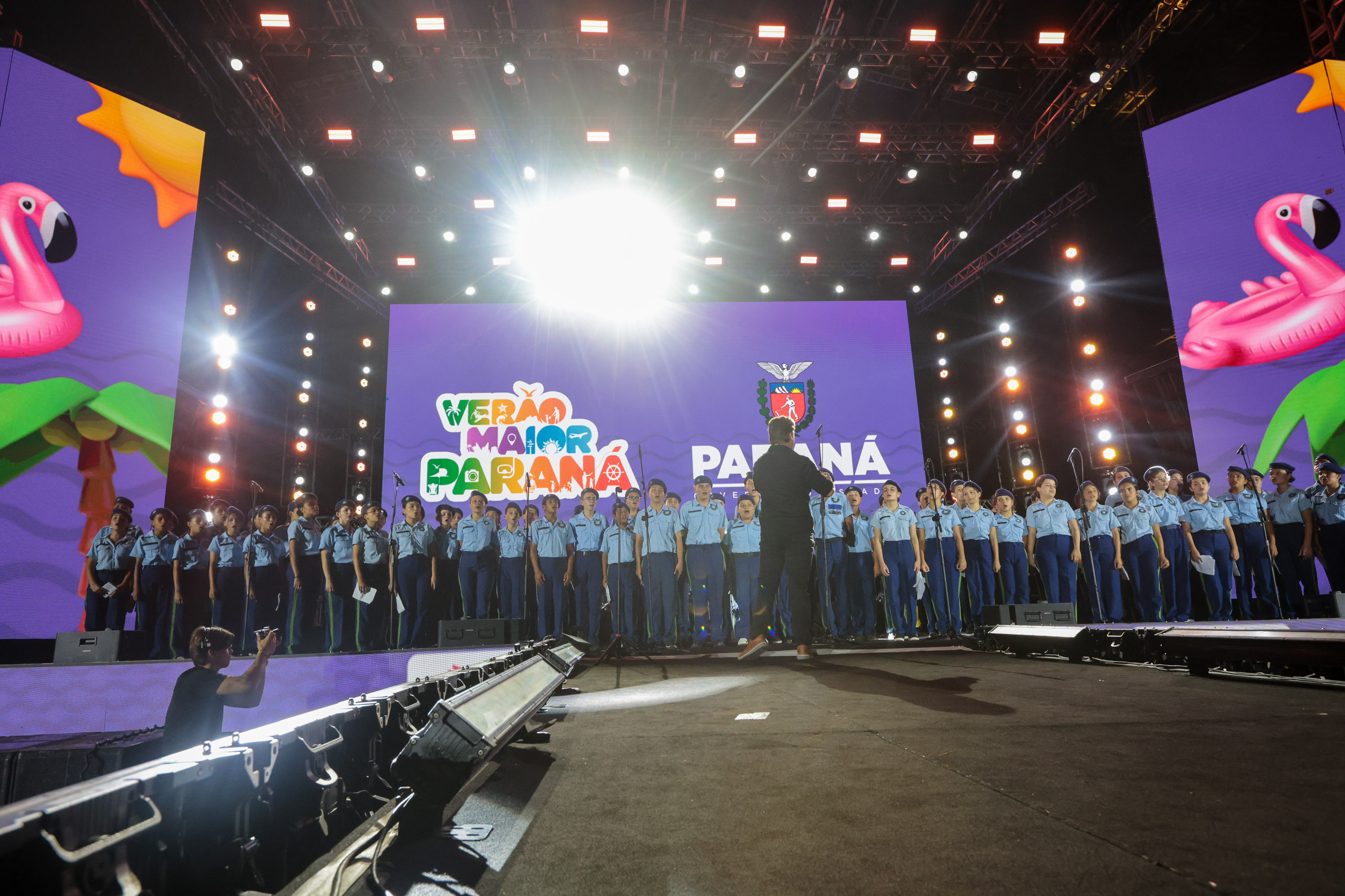 Na noite desta sexta-feira (16), crianças e adolescentes do coral do Colégio Cívico-Militar Professor Leandro Manuel da Costa se apresentaram no palco principal de Caiobá, em Matinhos, na abertura do show do Gipsy Kings by André Reyes.