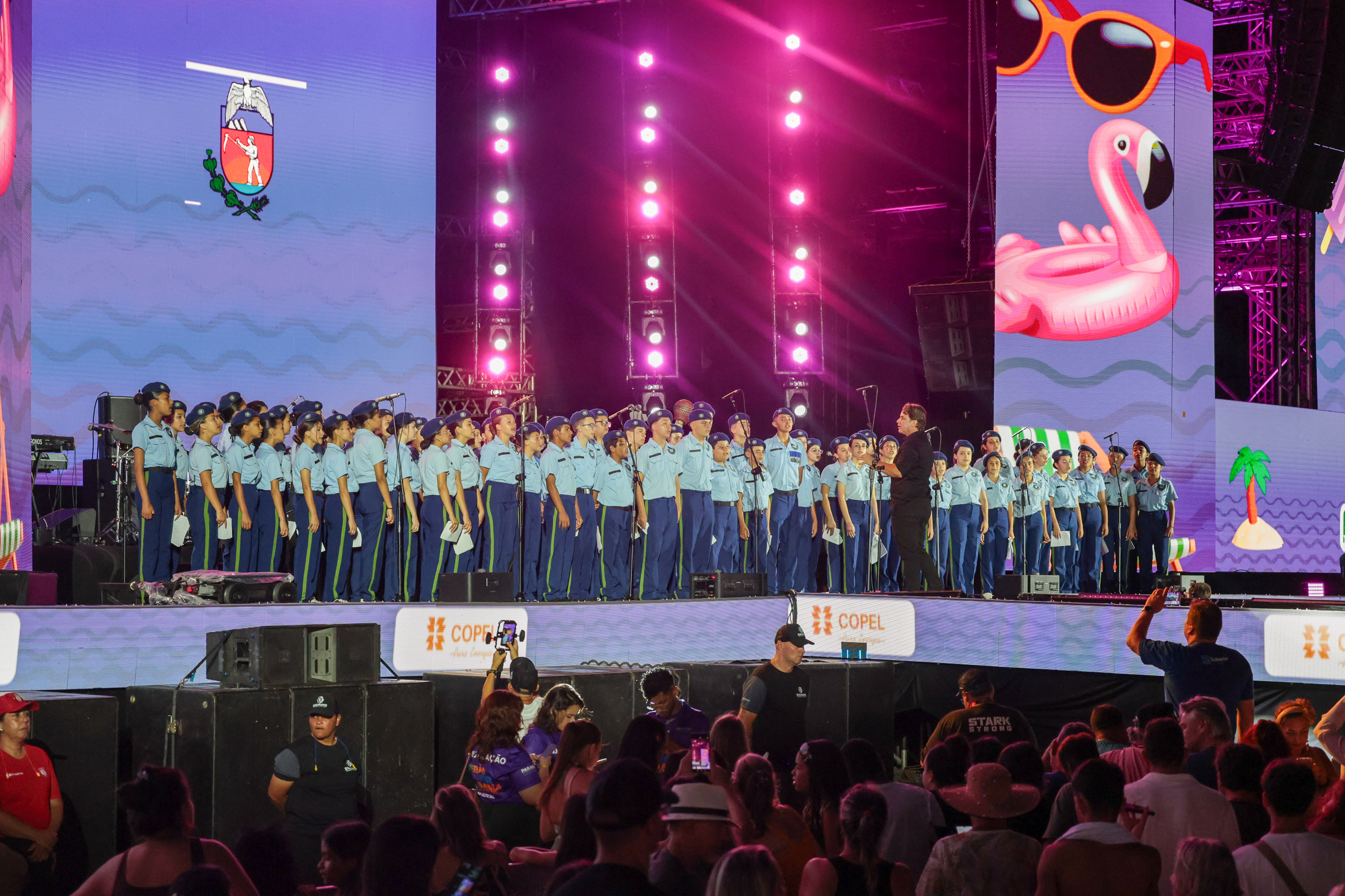 Na noite desta sexta-feira (16), crianças e adolescentes do coral do Colégio Cívico-Militar Professor Leandro Manuel da Costa se apresentaram no palco principal de Caiobá, em Matinhos, na abertura do show do Gipsy Kings by André Reyes.