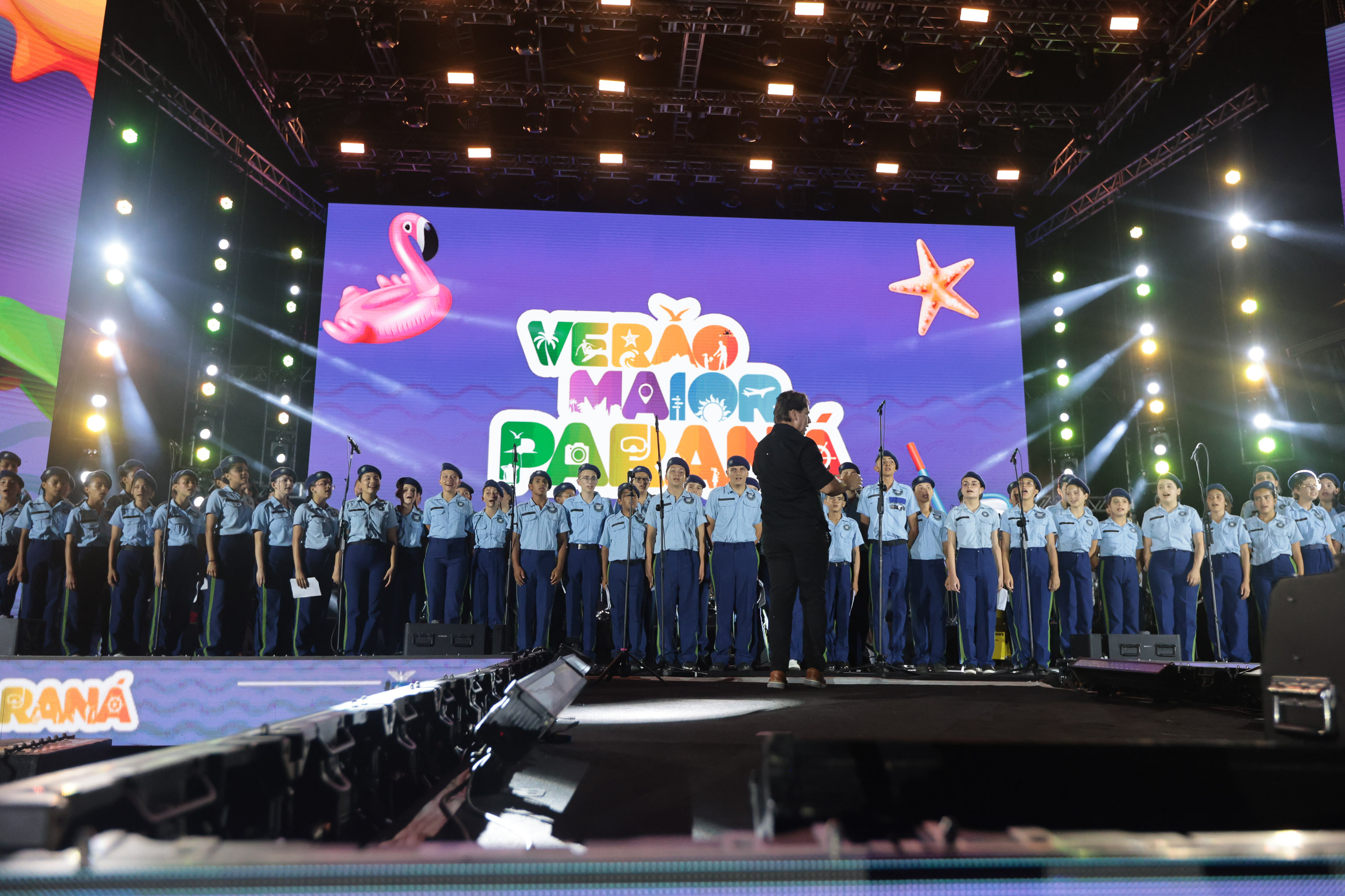 Na noite desta sexta-feira (16), crianças e adolescentes do coral do Colégio Cívico-Militar Professor Leandro Manuel da Costa se apresentaram no palco principal de Caiobá, em Matinhos, na abertura do show do Gipsy Kings by André Reyes.