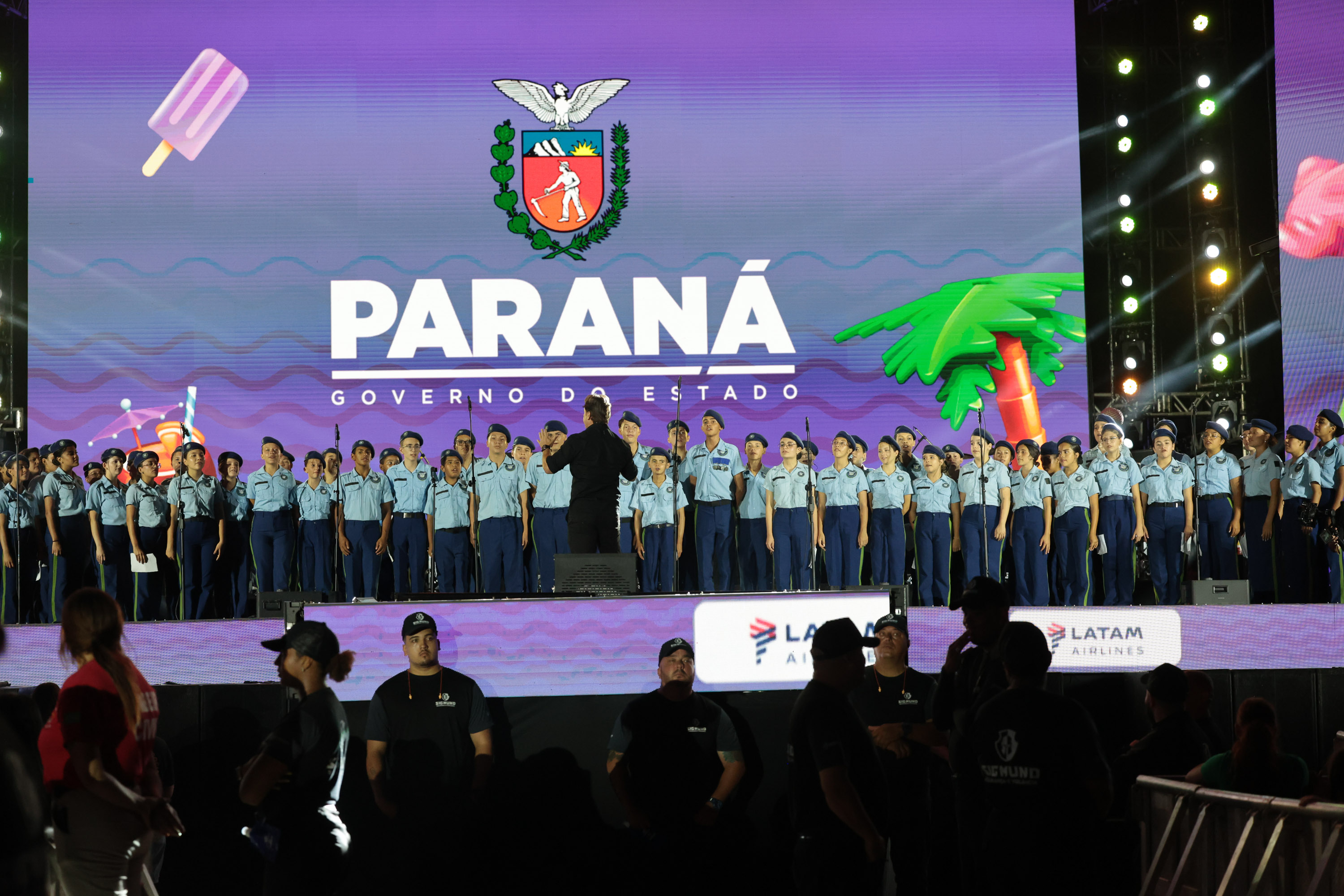 Na noite desta sexta-feira (16), crianças e adolescentes do coral do Colégio Cívico-Militar Professor Leandro Manuel da Costa se apresentaram no palco principal de Caiobá, em Matinhos, na abertura do show do Gipsy Kings by André Reyes.