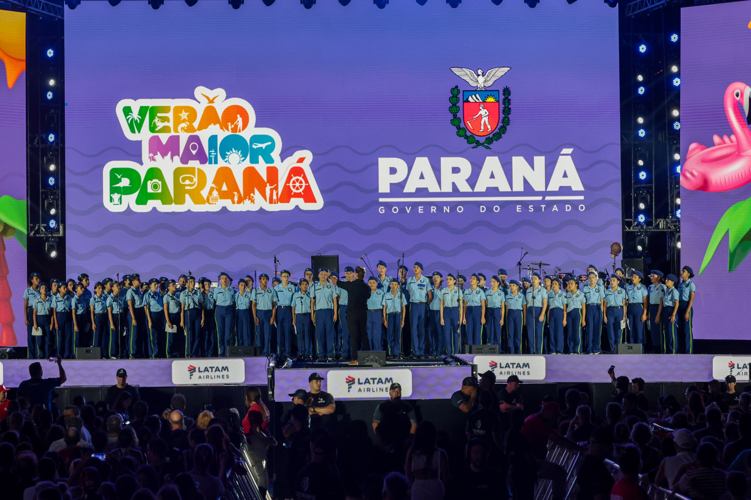 Na noite desta sexta-feira (16), crianças e adolescentes do coral do Colégio Cívico-Militar Professor Leandro Manuel da Costa se apresentaram no palco principal de Caiobá, em Matinhos, na abertura do show do Gipsy Kings by André Reyes.