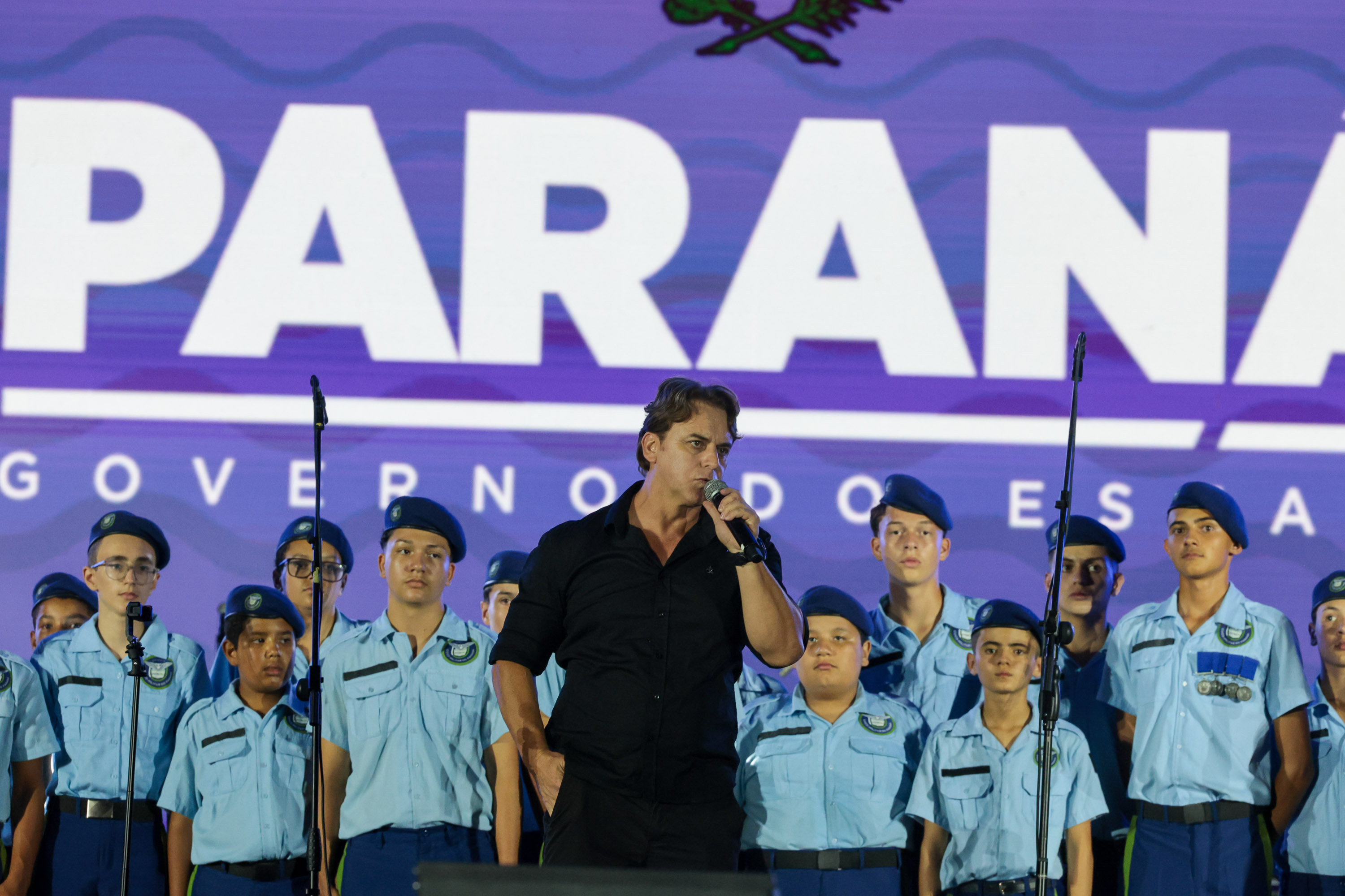 Na noite desta sexta-feira (16), crianças e adolescentes do coral do Colégio Cívico-Militar Professor Leandro Manuel da Costa se apresentaram no palco principal de Caiobá, em Matinhos, na abertura do show do Gipsy Kings by André Reyes.