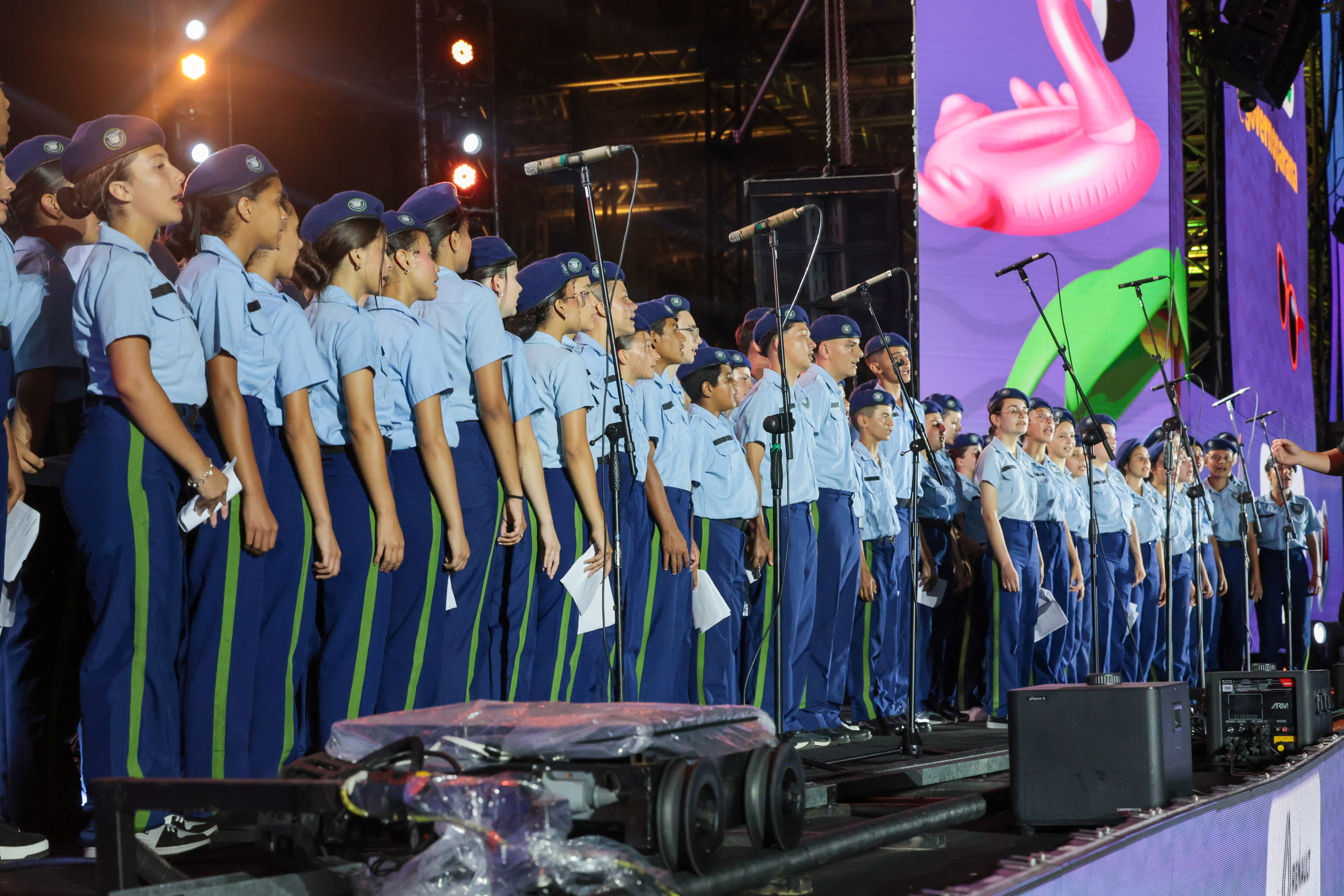 Na noite desta sexta-feira (16), crianças e adolescentes do coral do Colégio Cívico-Militar Professor Leandro Manuel da Costa se apresentaram no palco principal de Caiobá, em Matinhos, na abertura do show do Gipsy Kings by André Reyes.