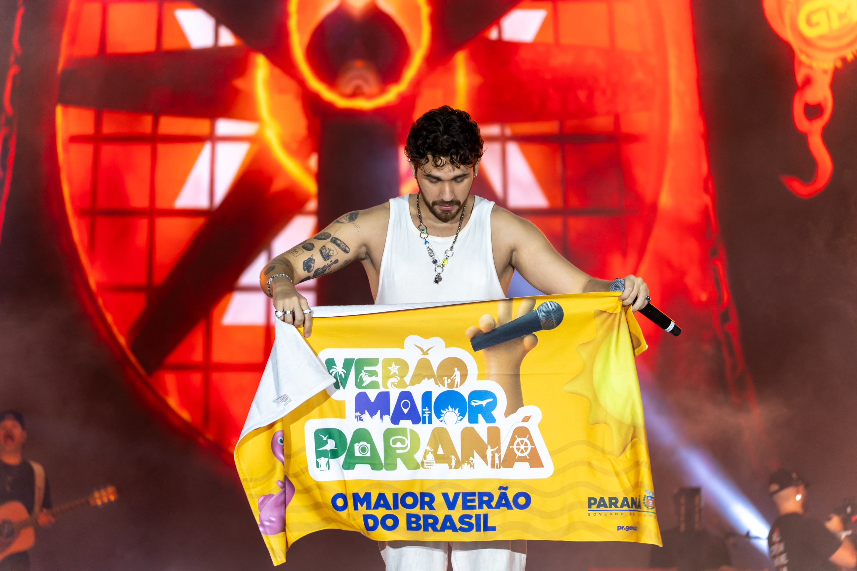 Gustavo Mioto e Jiraya Uai fazem shows cheios de interação em Pontal do Paraná