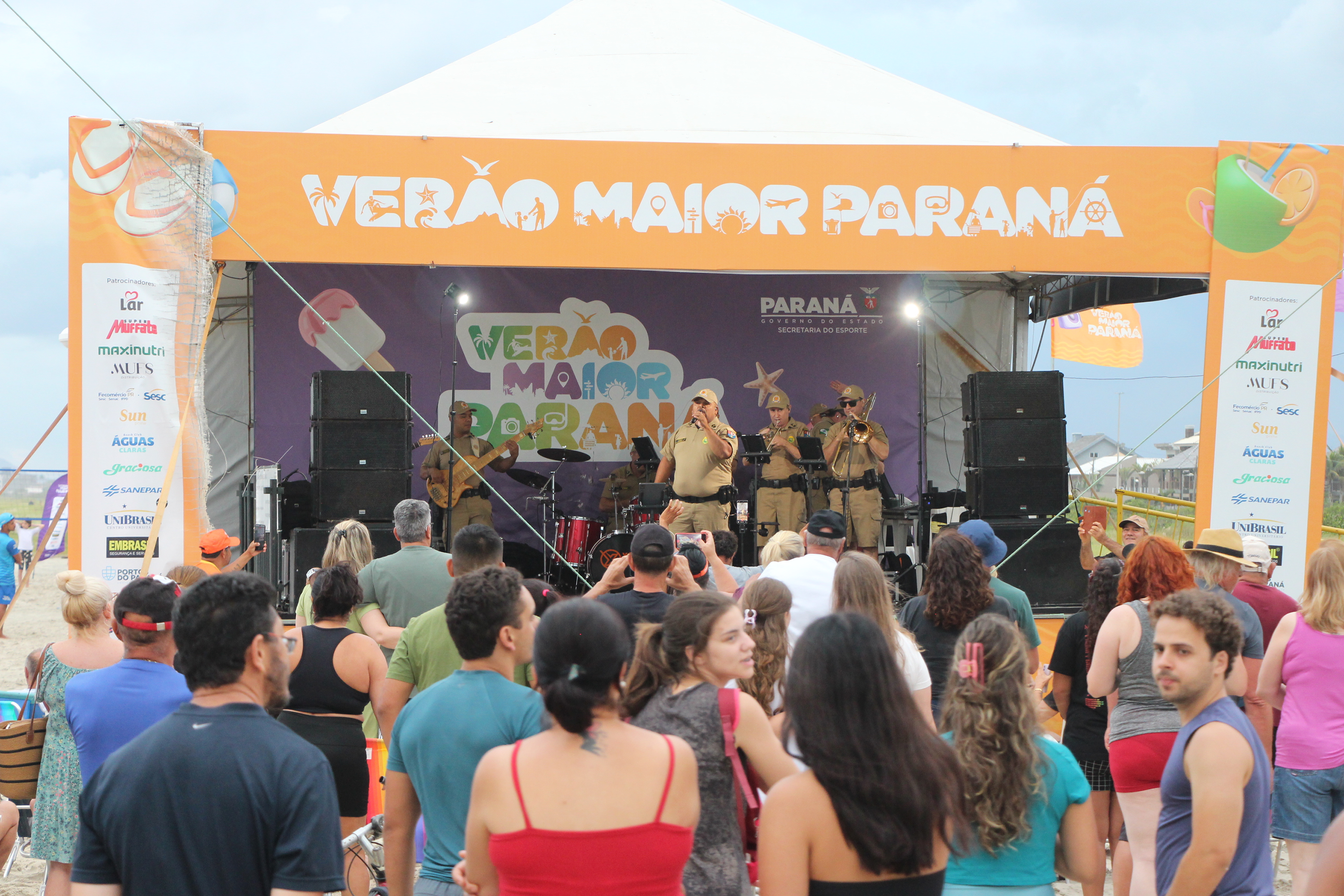 Nem a chuva afastou o público: Banda da PMPR agita o Palco Sunset em Shangri-lá