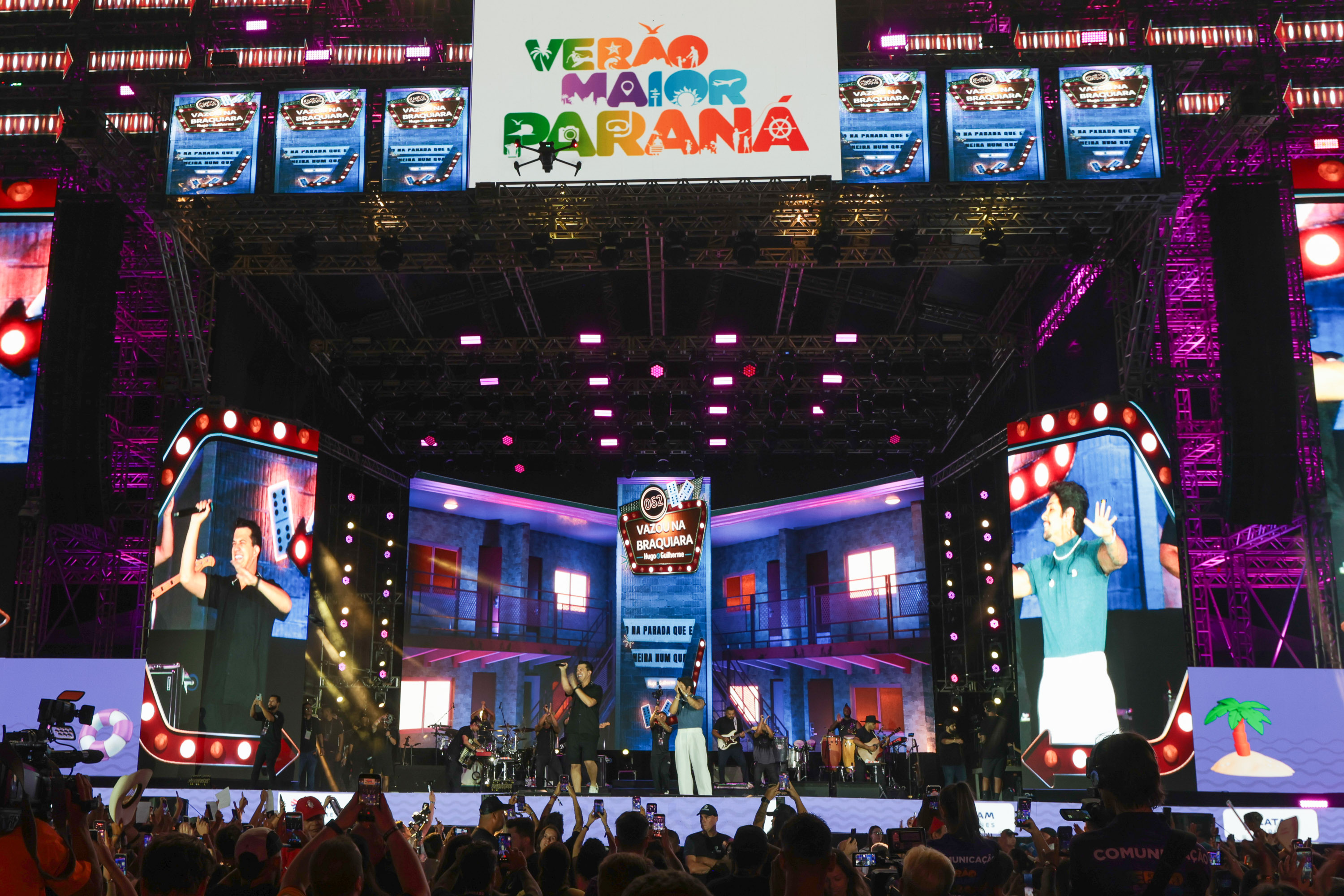 Hugo & Guilherme atraem 87 mil pessoas para as areias de Caiobá com hits icônicos