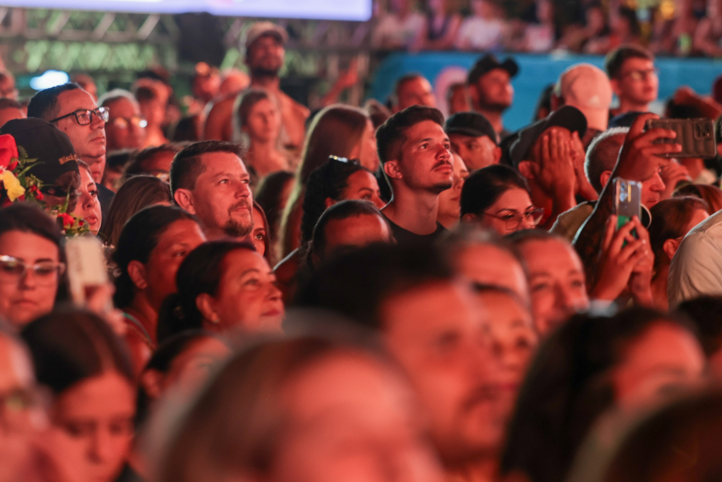 Hugo & Guilherme atraem 87 mil pessoas para as areias de Caiobá com hits icônicos