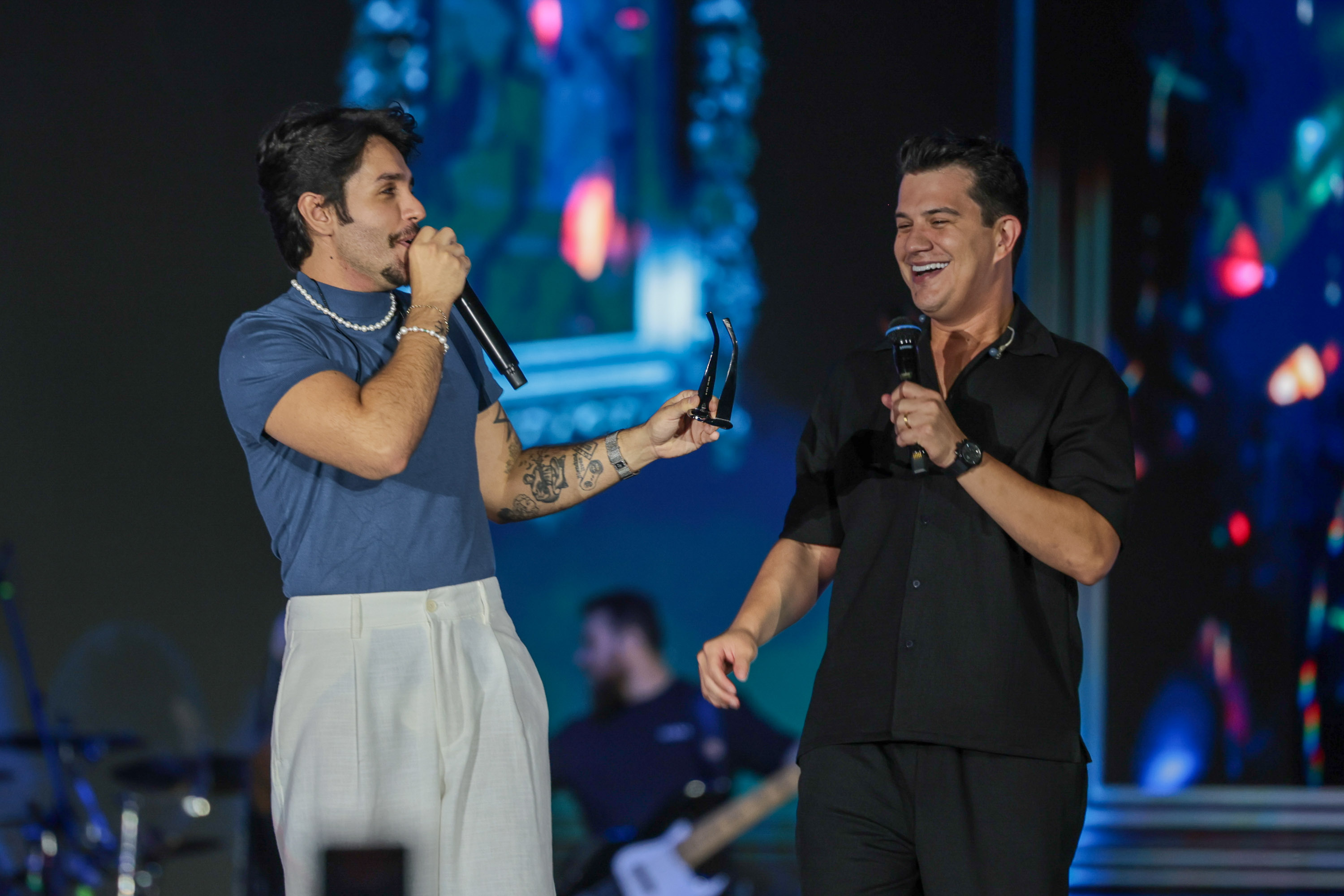 Hugo & Guilherme atraem 87 mil pessoas para as areias de Caiobá com hits icônicos